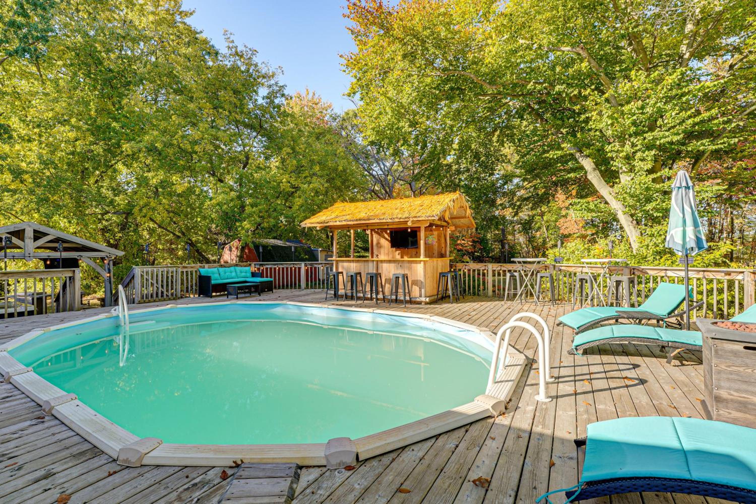 Detached Sauna, Movie Room! Relaxation in Muskegon