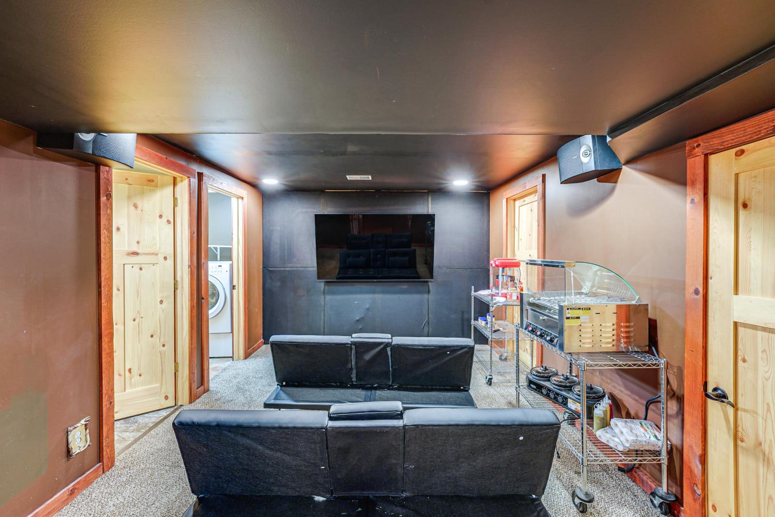 Detached Sauna, Movie Room! Relaxation in Muskegon