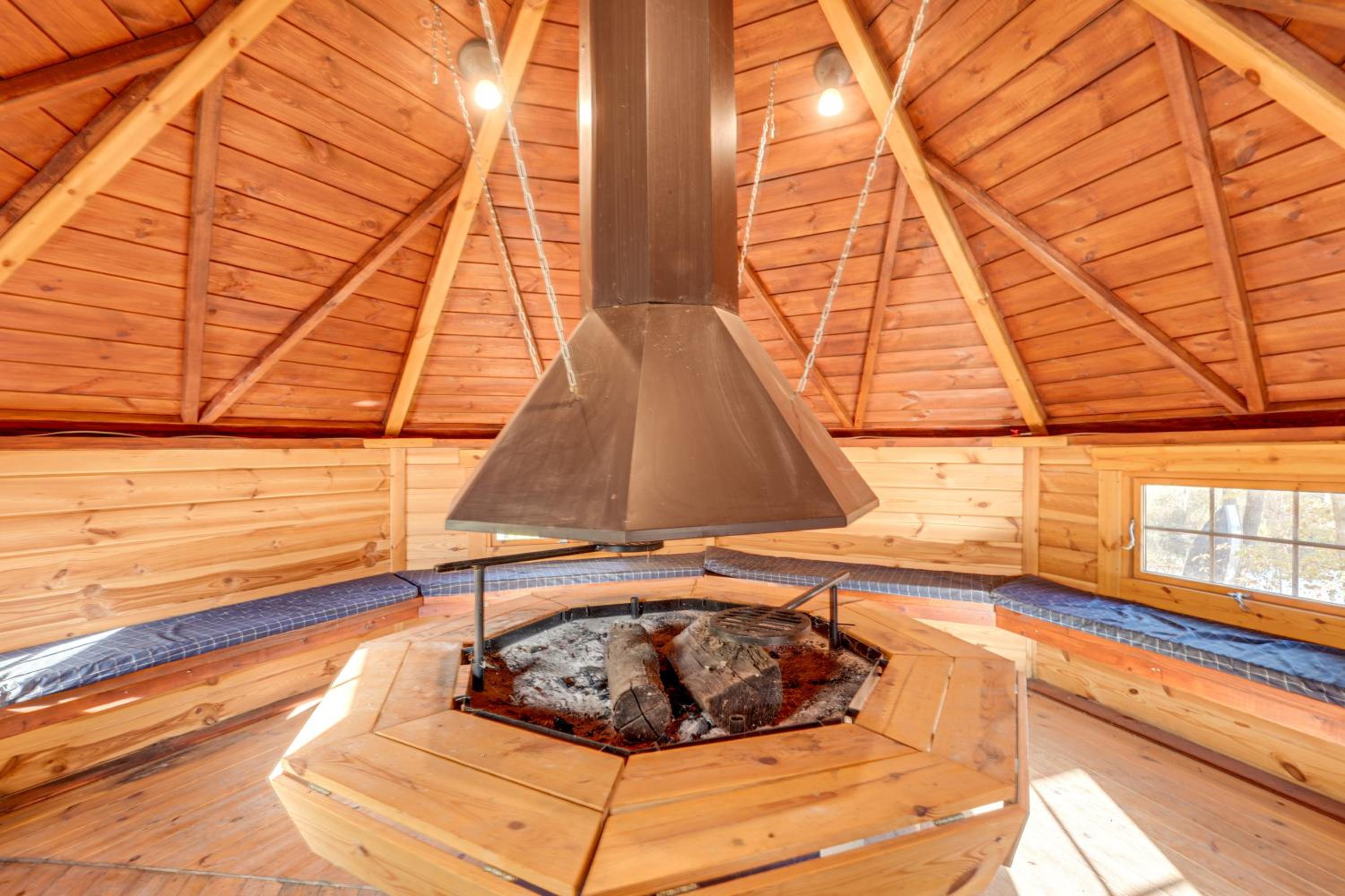 Detached Sauna, Movie Room! Relaxation in Muskegon