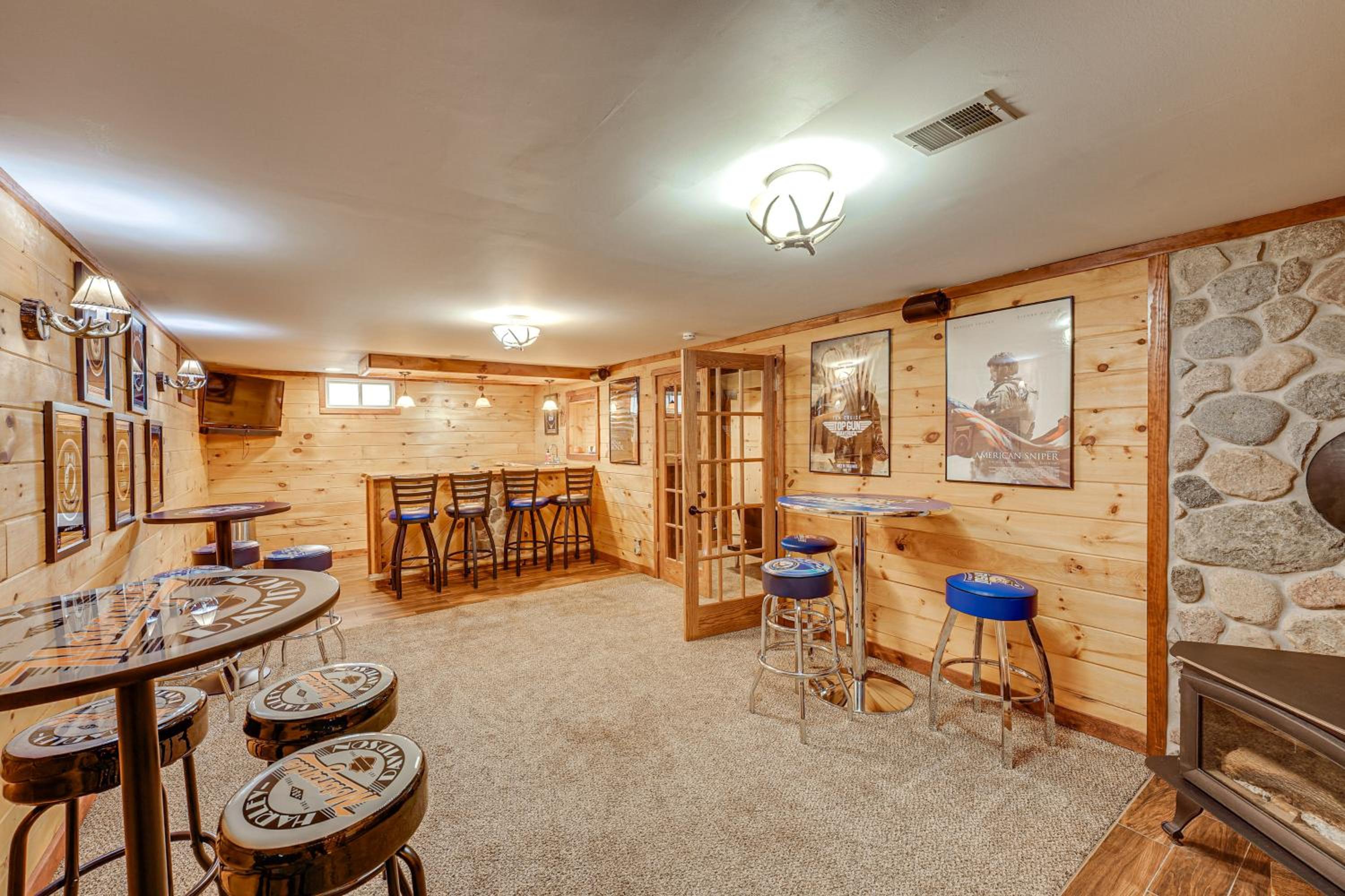 Detached Sauna, Movie Room! Relaxation in Muskegon