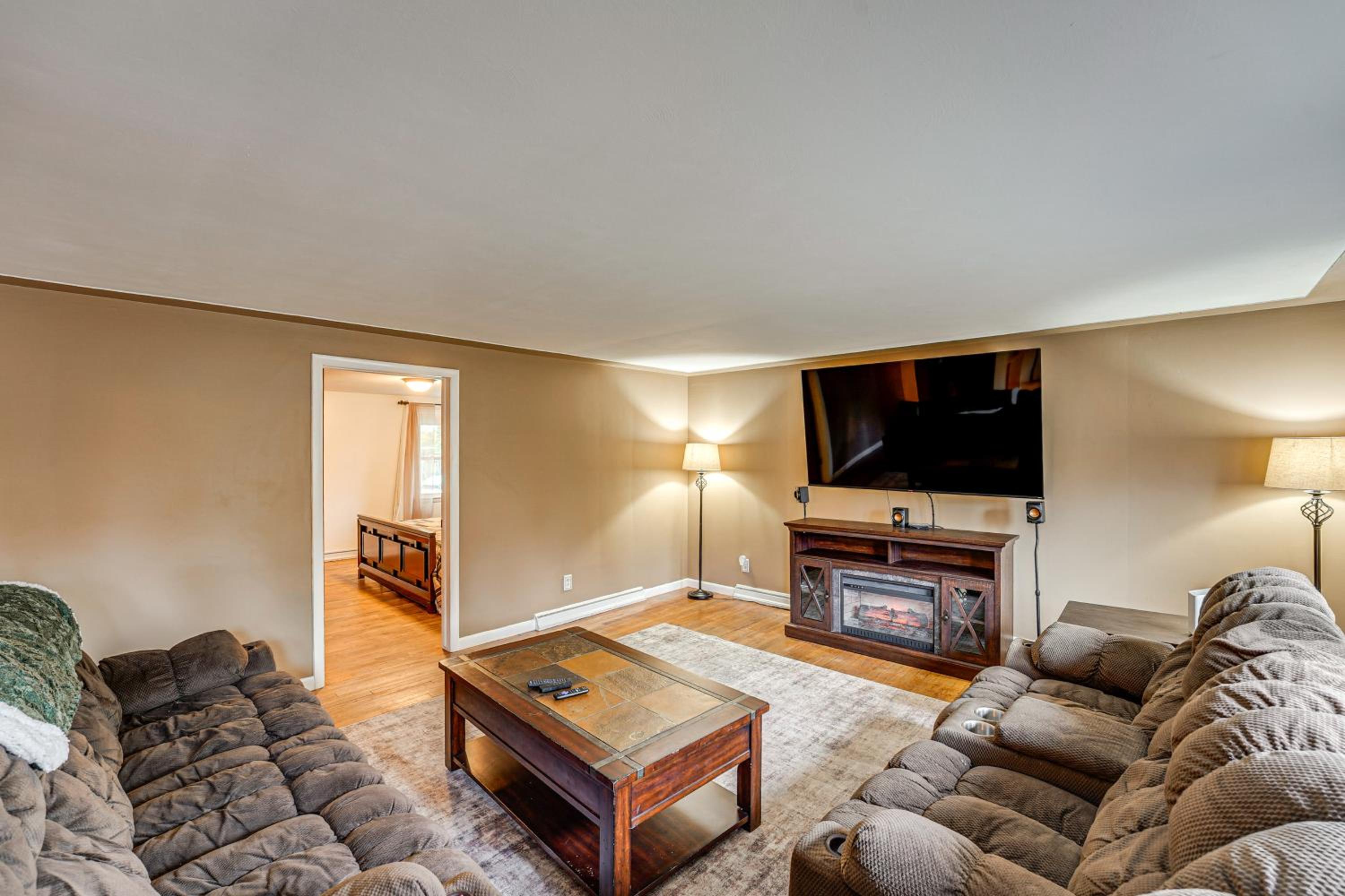 Detached Sauna, Movie Room! Relaxation in Muskegon