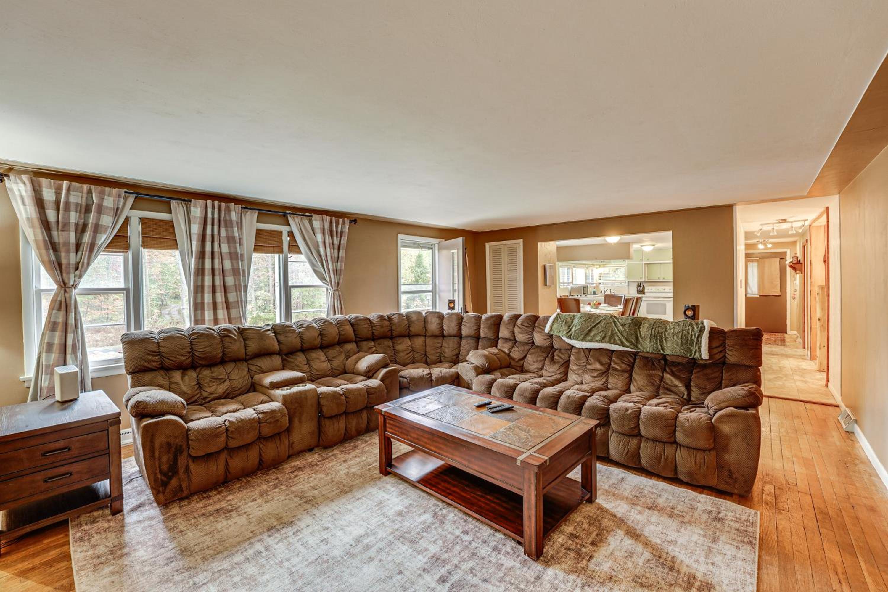 Detached Sauna, Movie Room! Relaxation in Muskegon
