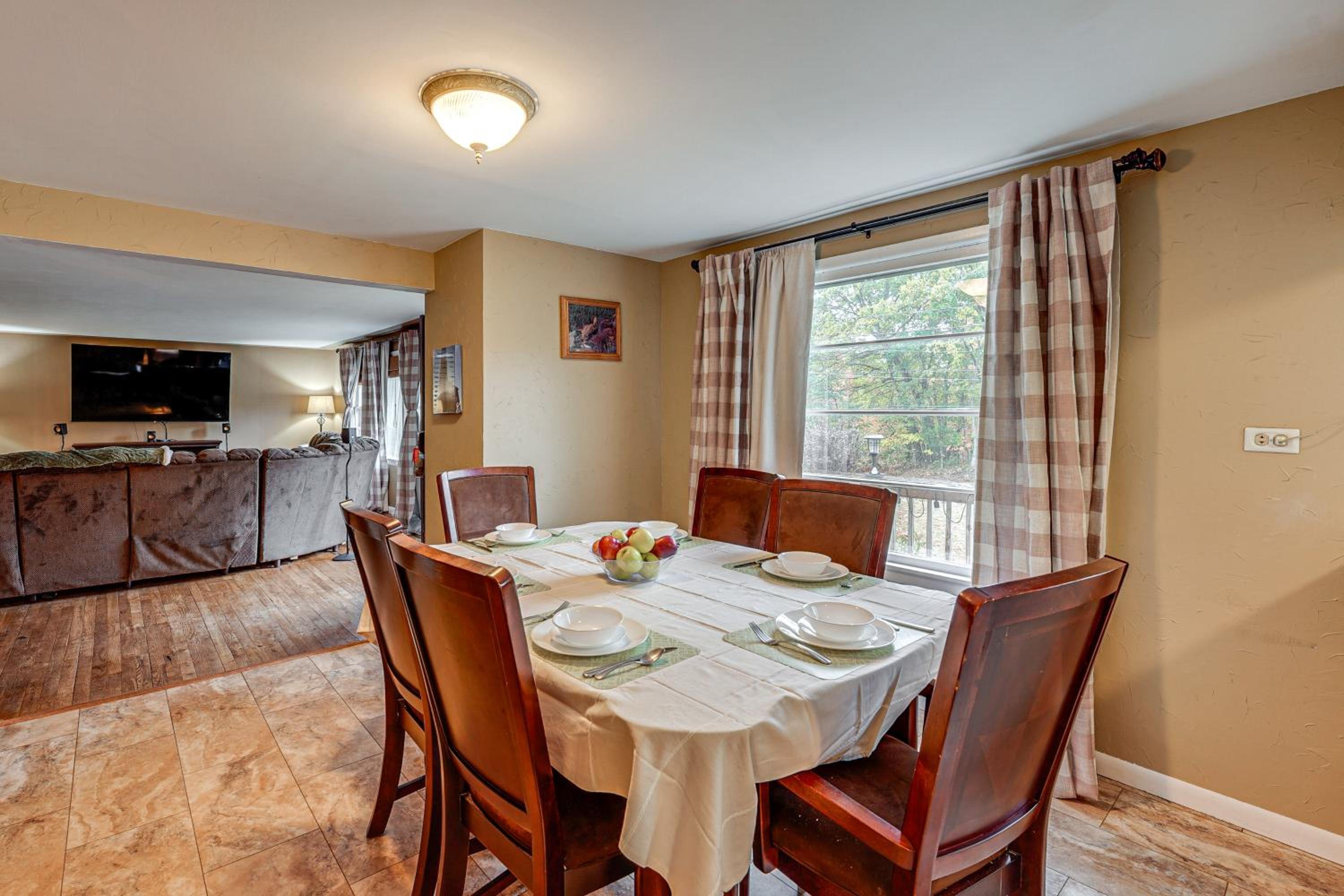 Detached Sauna, Movie Room! Relaxation in Muskegon
