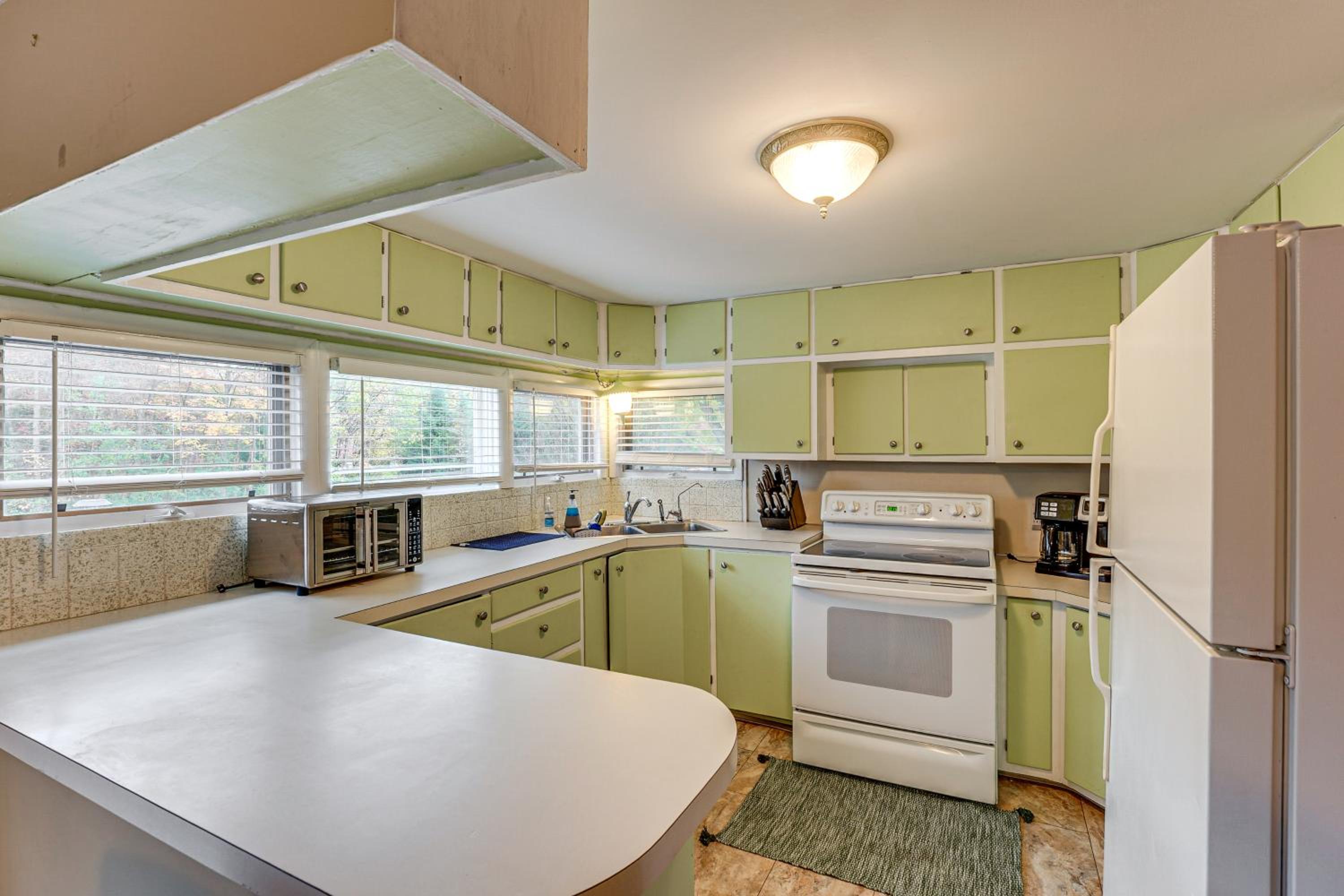 Detached Sauna, Movie Room! Relaxation in Muskegon