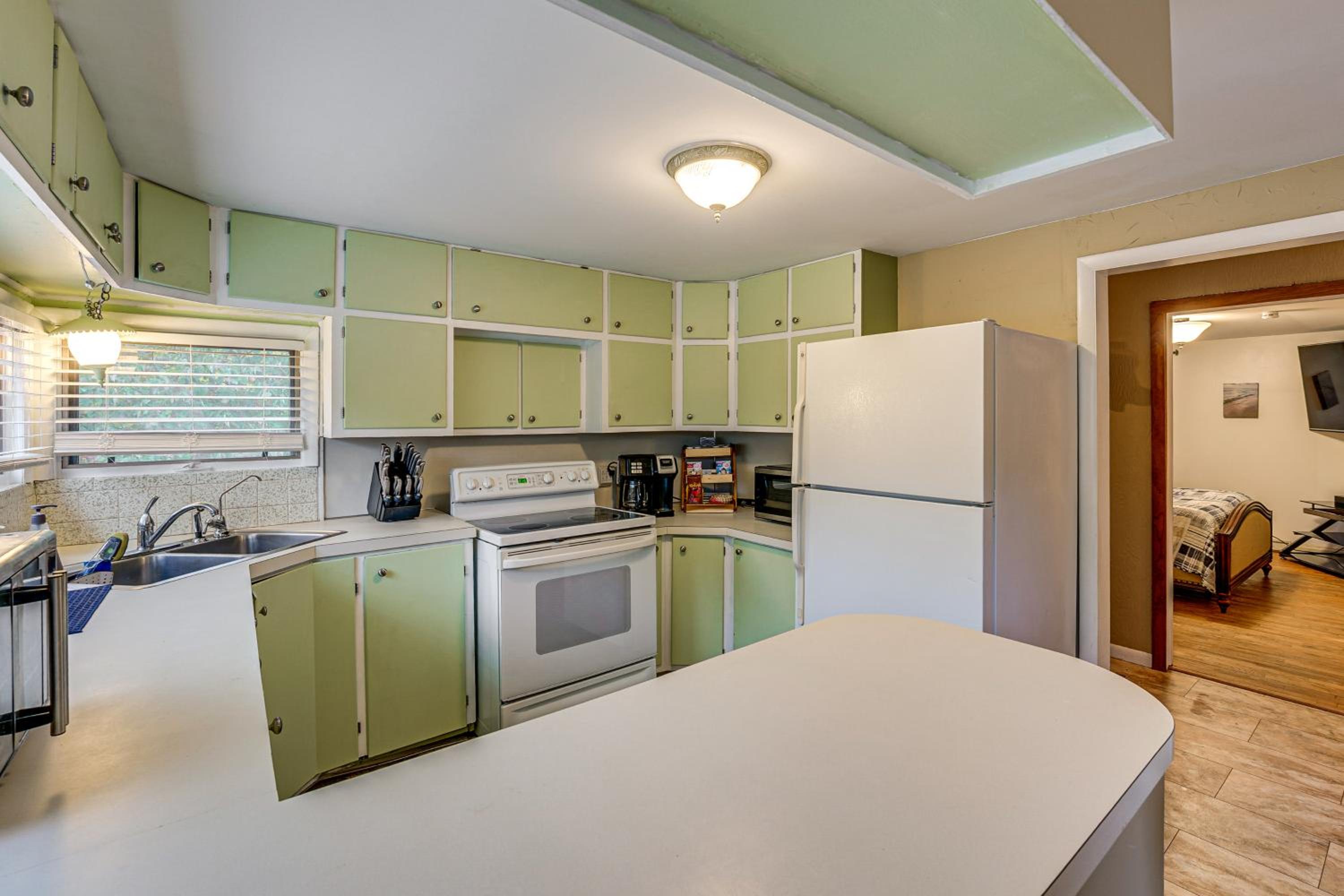 Detached Sauna, Movie Room! Relaxation in Muskegon