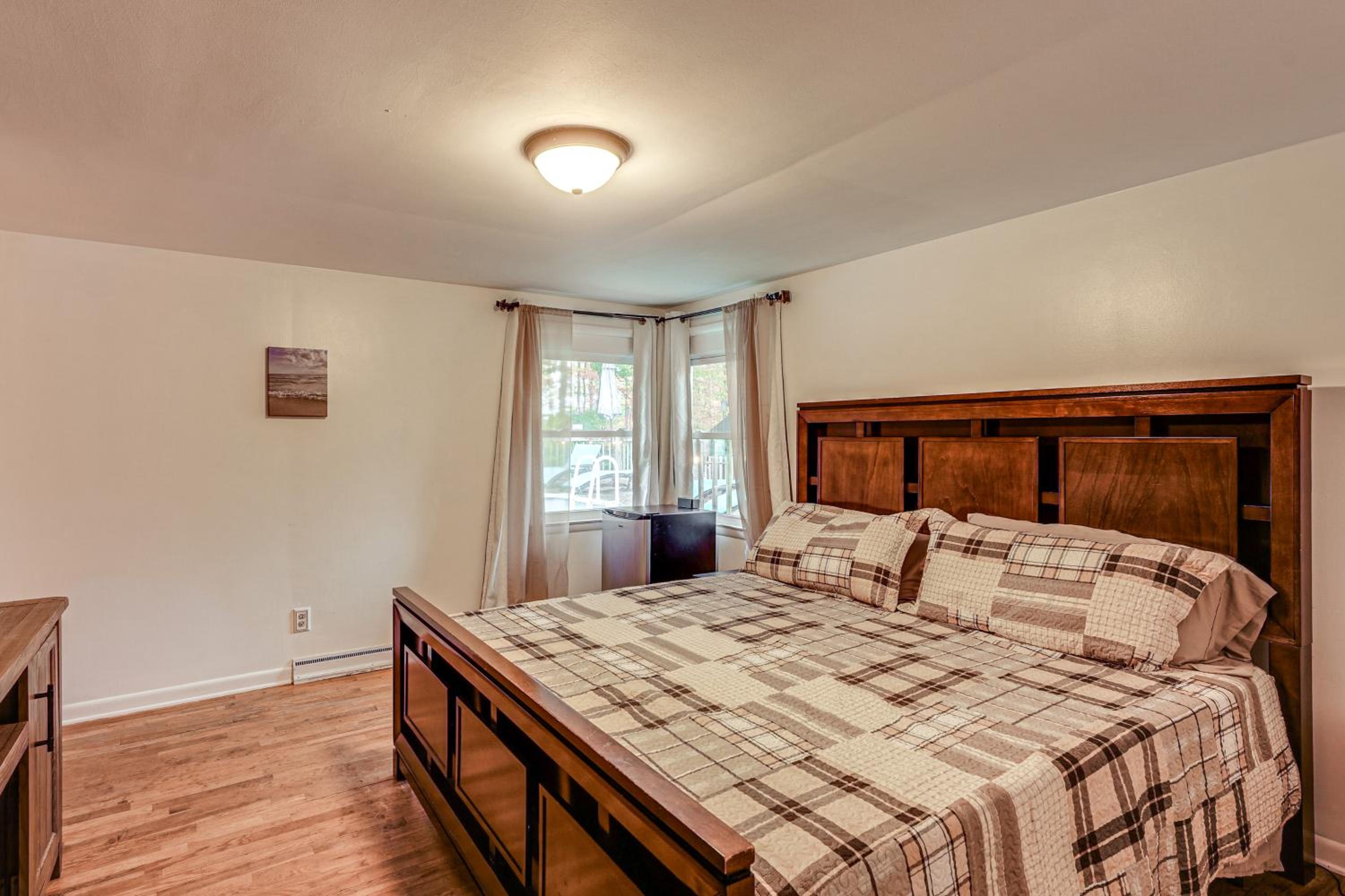 Detached Sauna, Movie Room! Relaxation in Muskegon