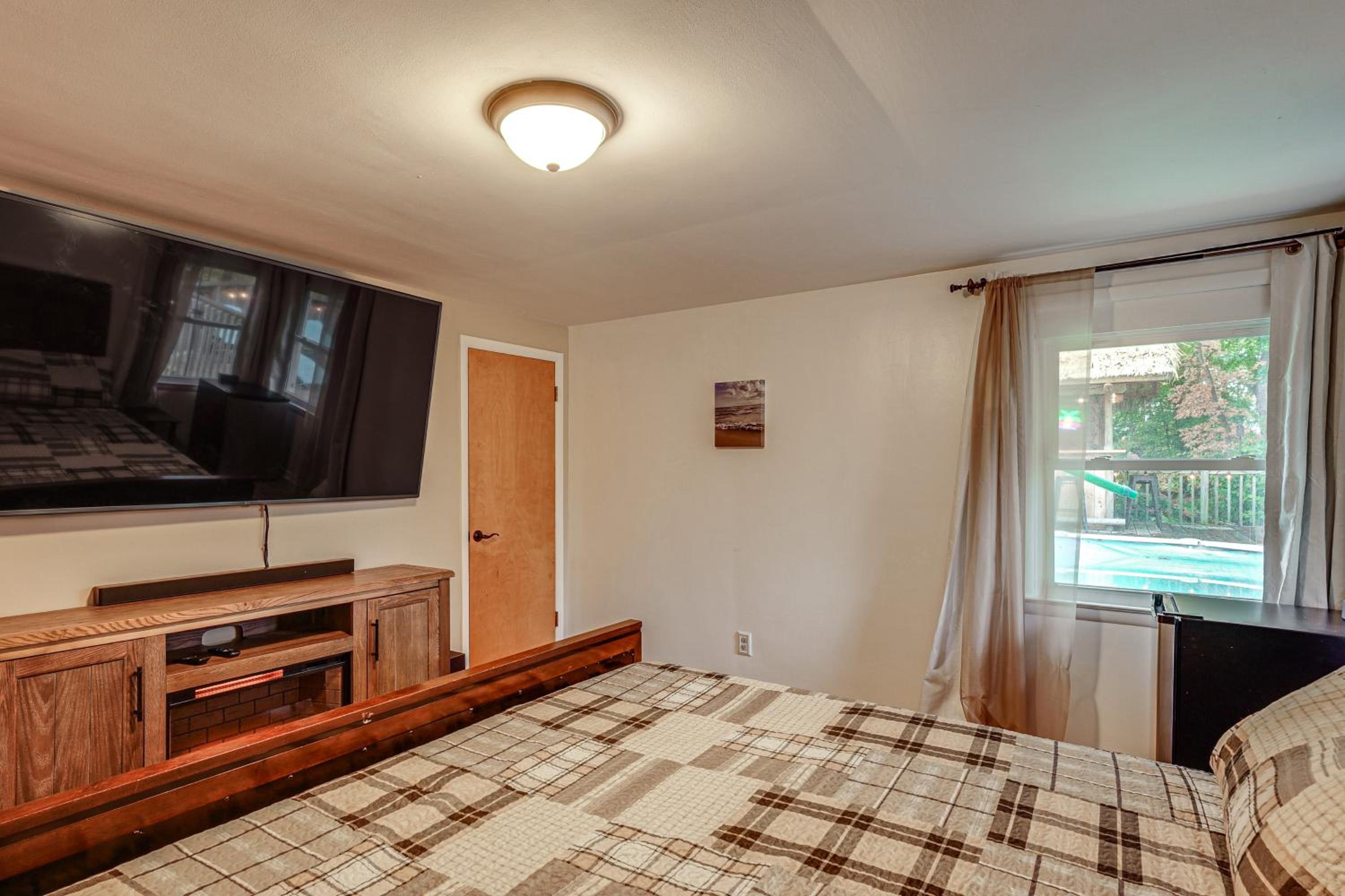 Detached Sauna, Movie Room! Relaxation in Muskegon