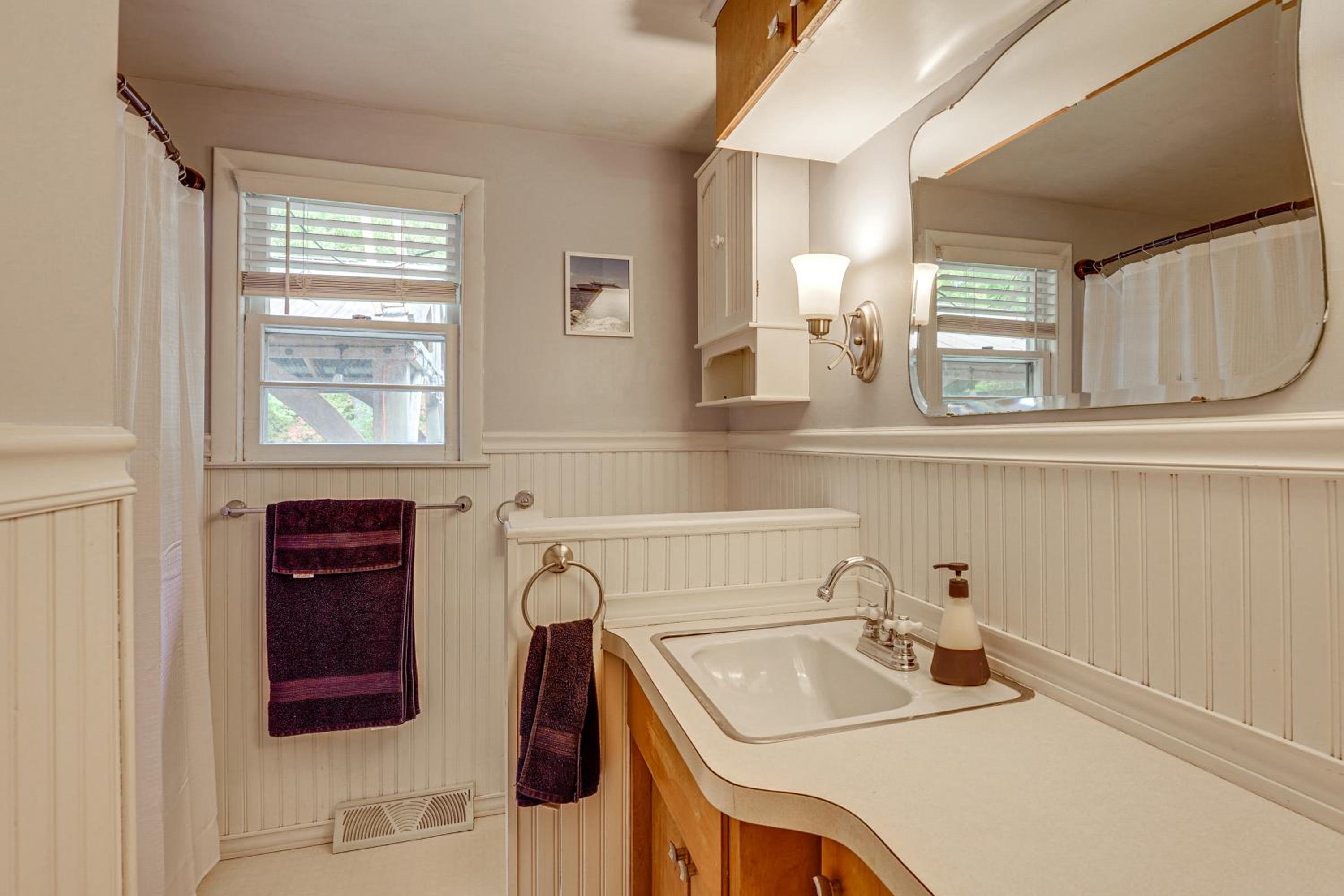 Detached Sauna, Movie Room! Relaxation in Muskegon