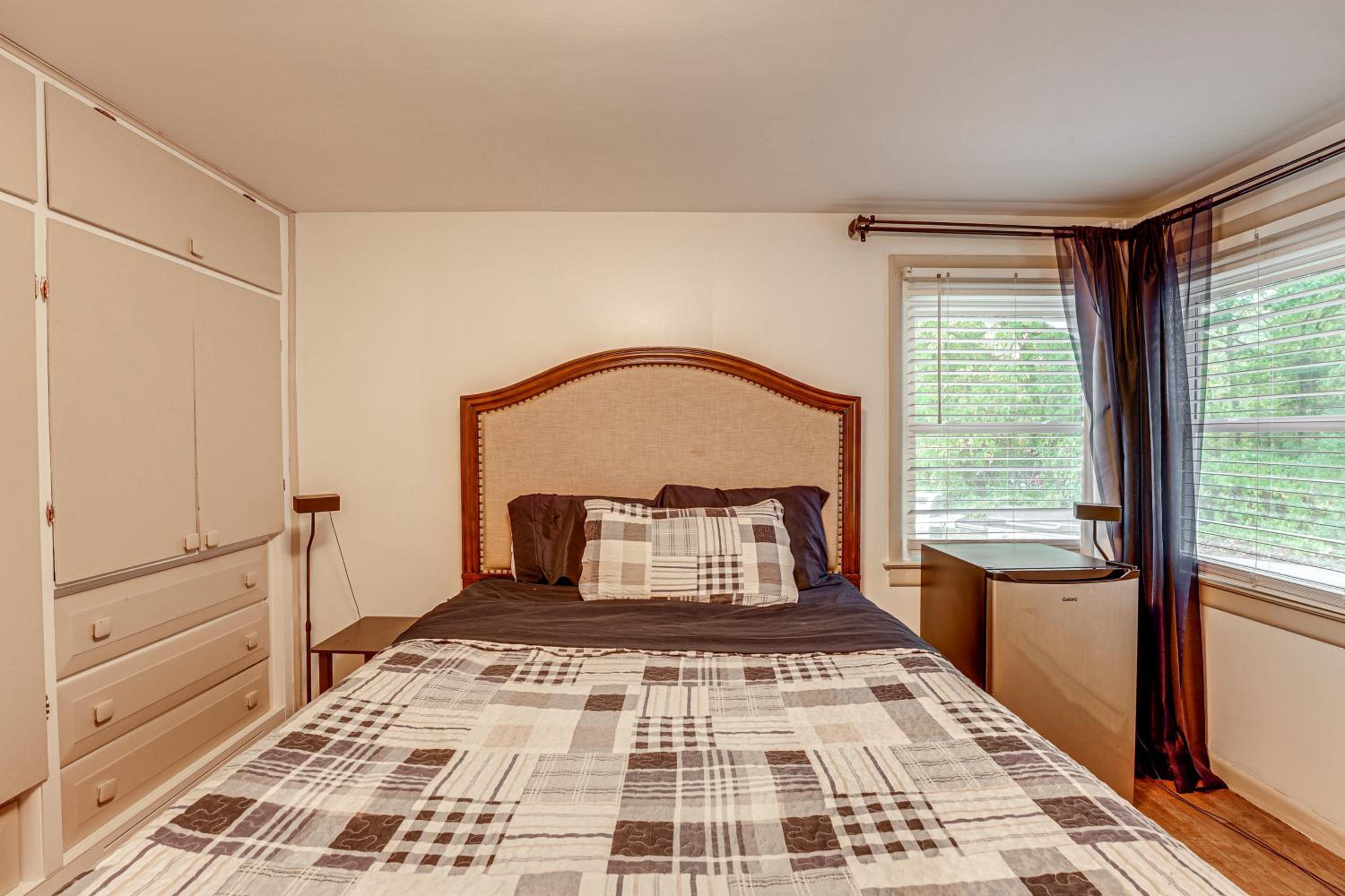 Detached Sauna, Movie Room! Relaxation in Muskegon