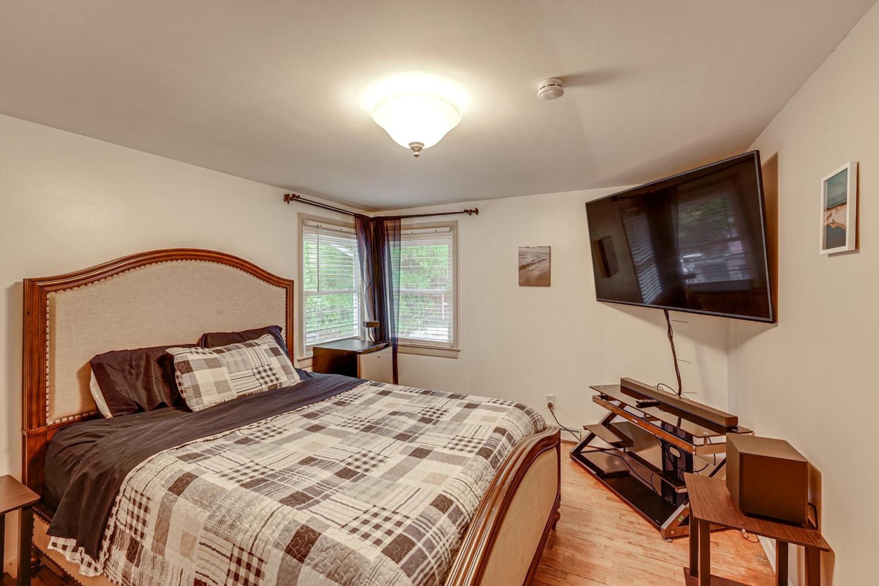 Detached Sauna, Movie Room! Relaxation in Muskegon