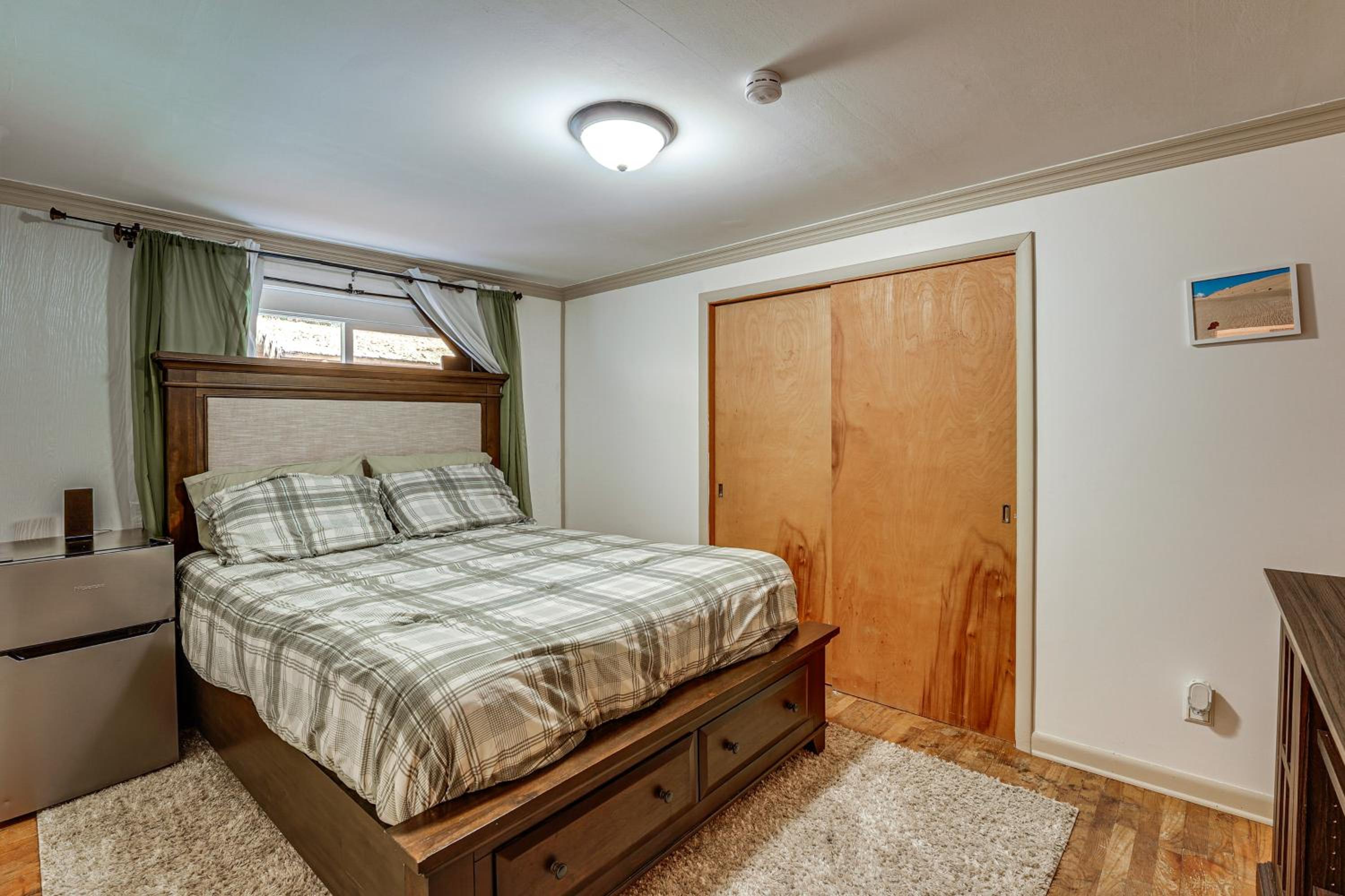 Detached Sauna, Movie Room! Relaxation in Muskegon