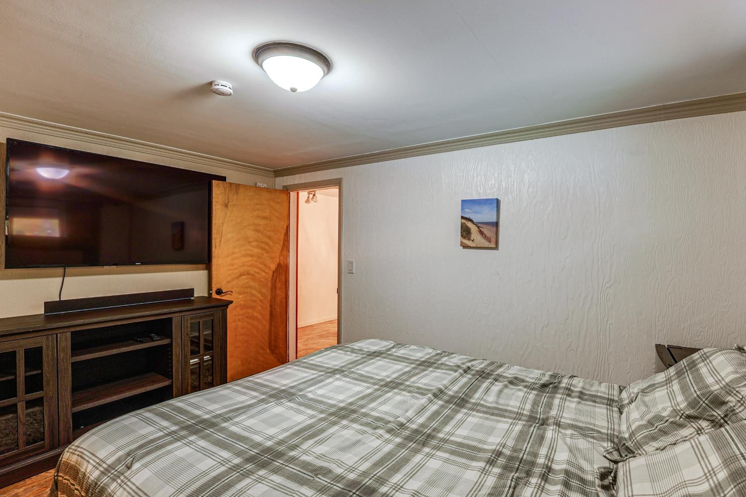 Detached Sauna, Movie Room! Relaxation in Muskegon