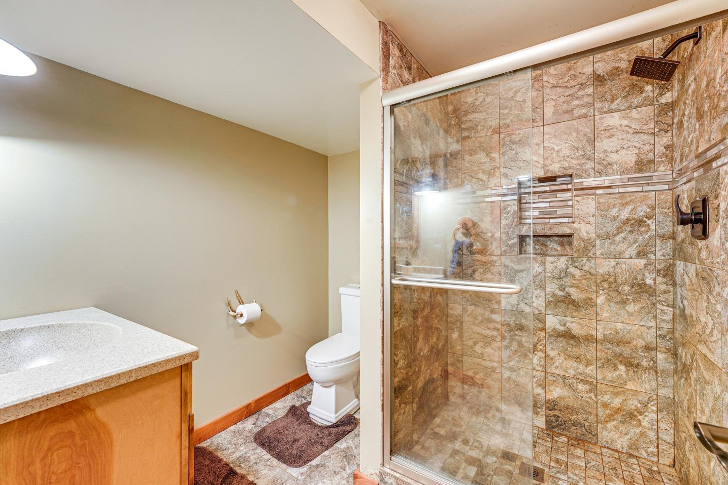Detached Sauna, Movie Room! Relaxation in Muskegon