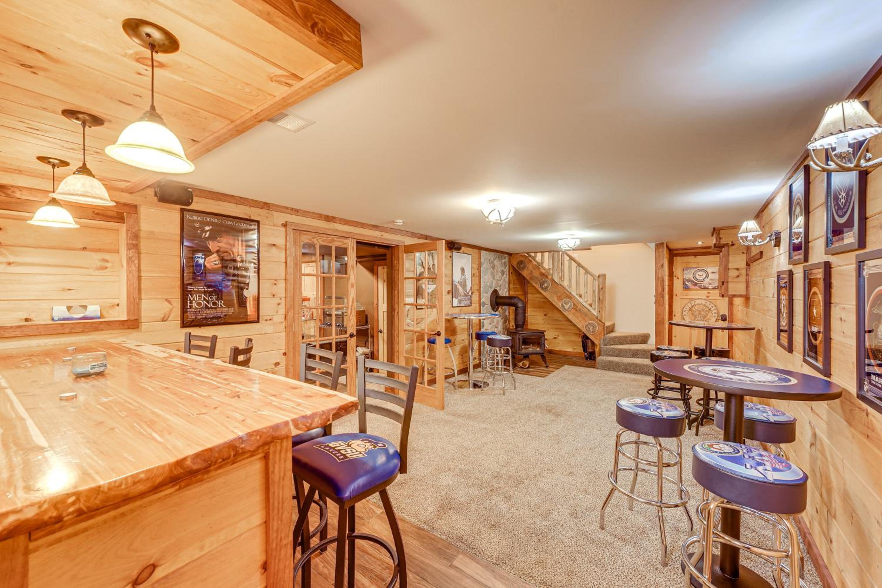 Detached Sauna, Movie Room! Relaxation in Muskegon