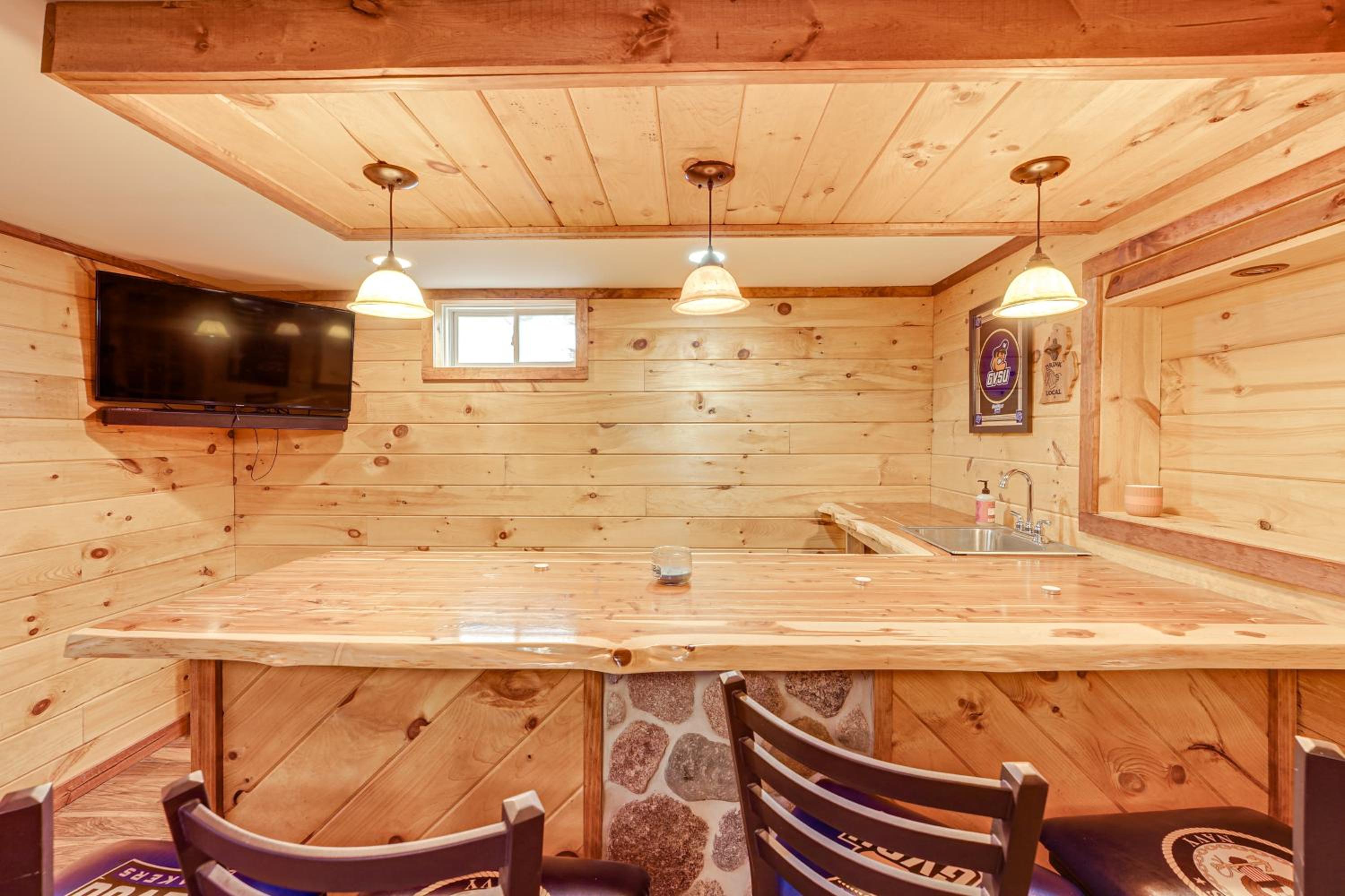 Detached Sauna, Movie Room! Relaxation in Muskegon