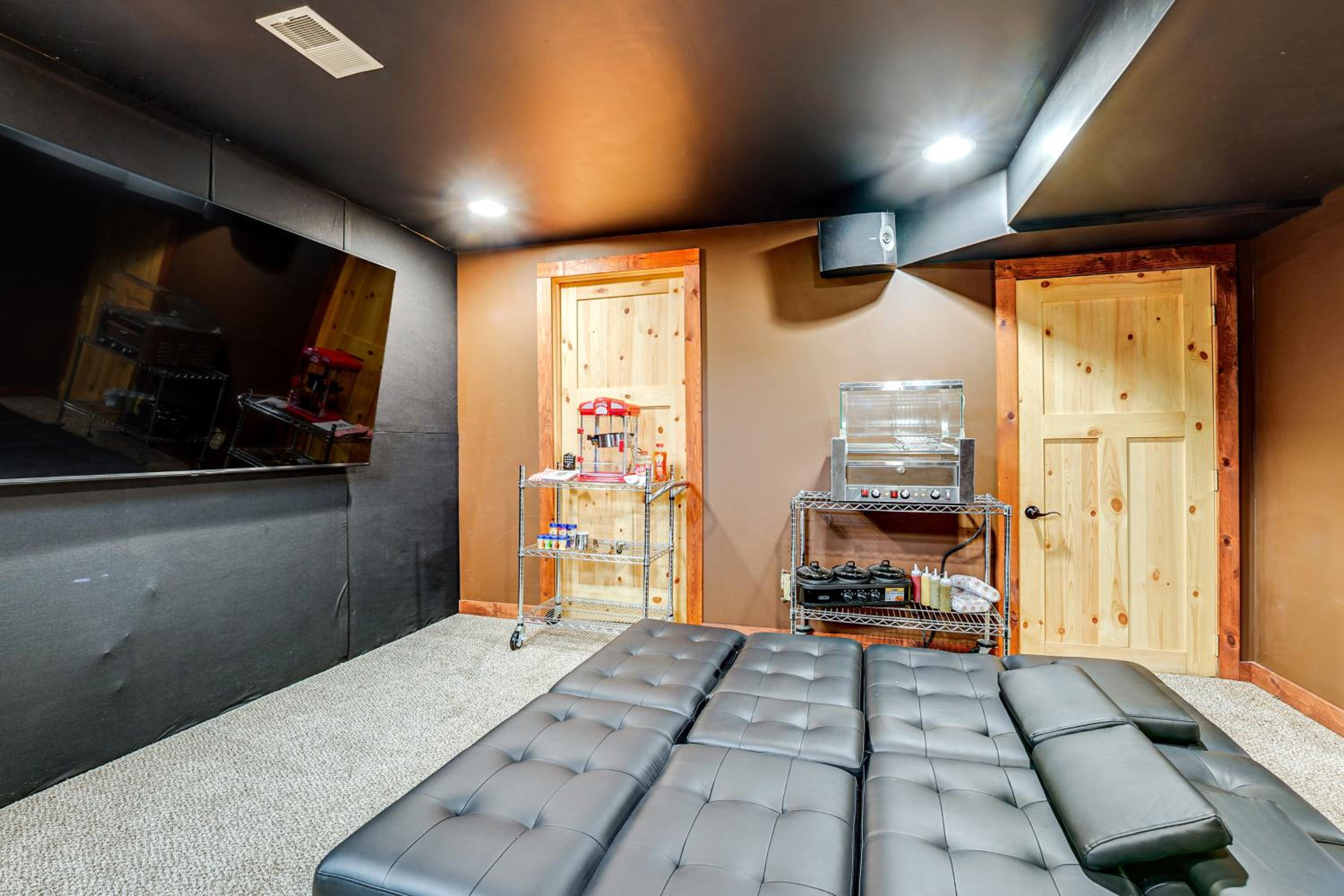 Detached Sauna, Movie Room! Relaxation in Muskegon