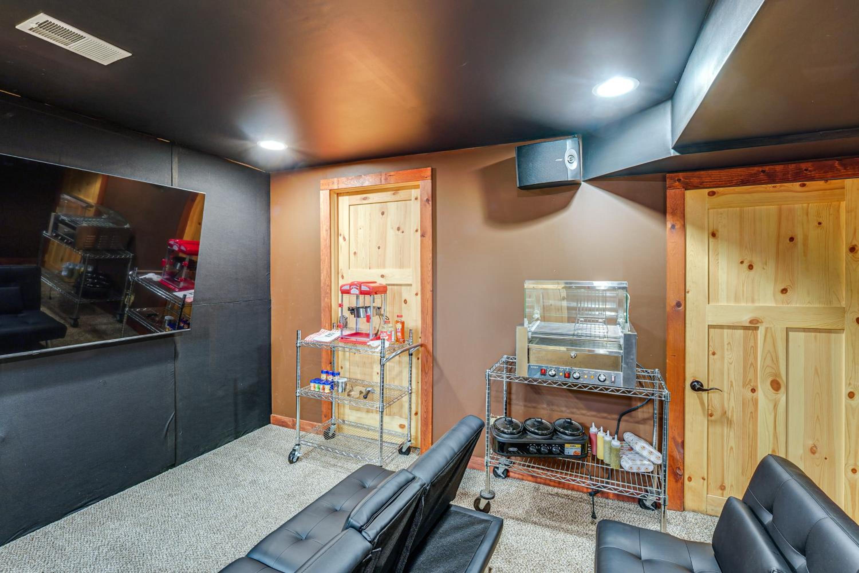 Detached Sauna, Movie Room! Relaxation in Muskegon