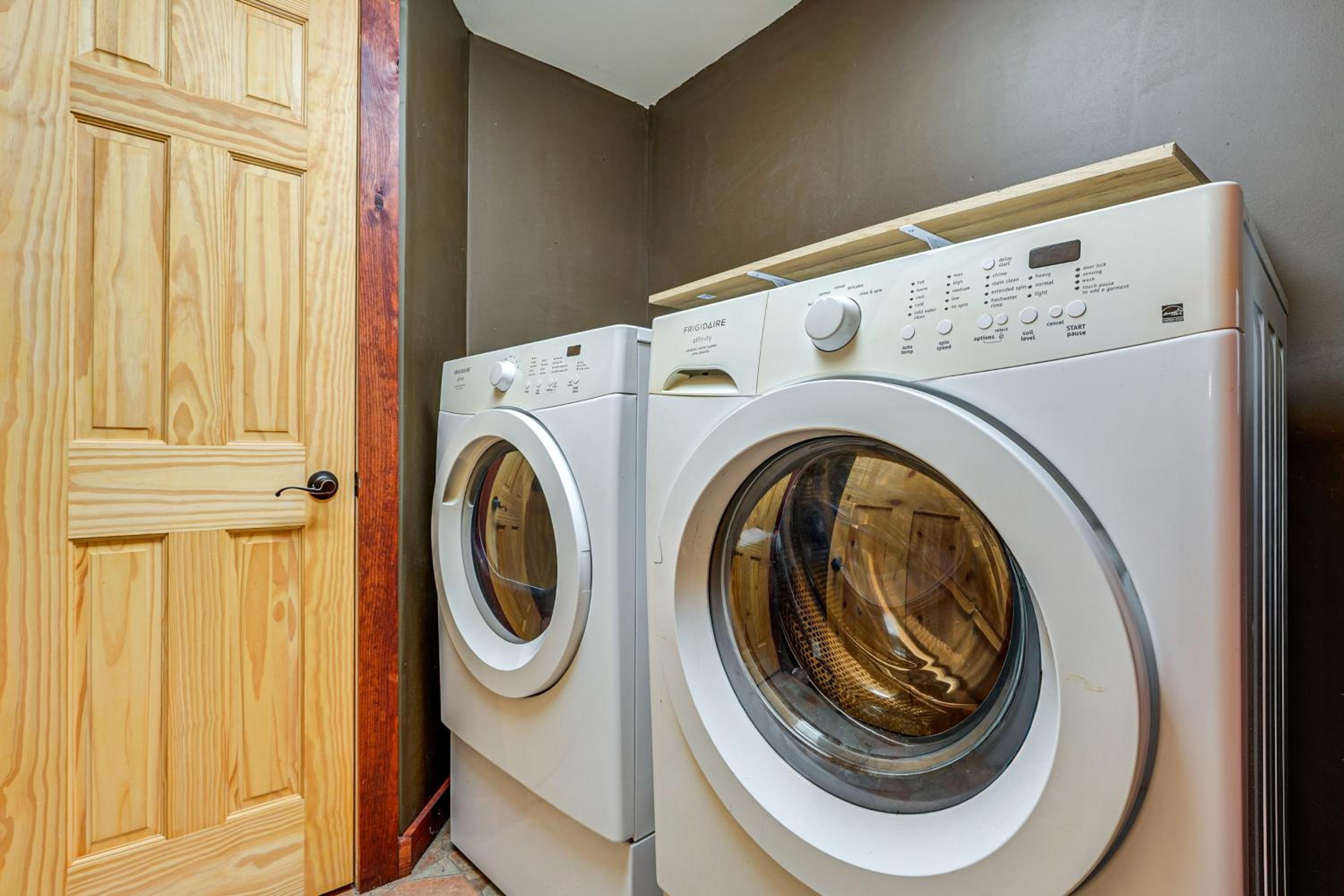 Detached Sauna, Movie Room! Relaxation in Muskegon