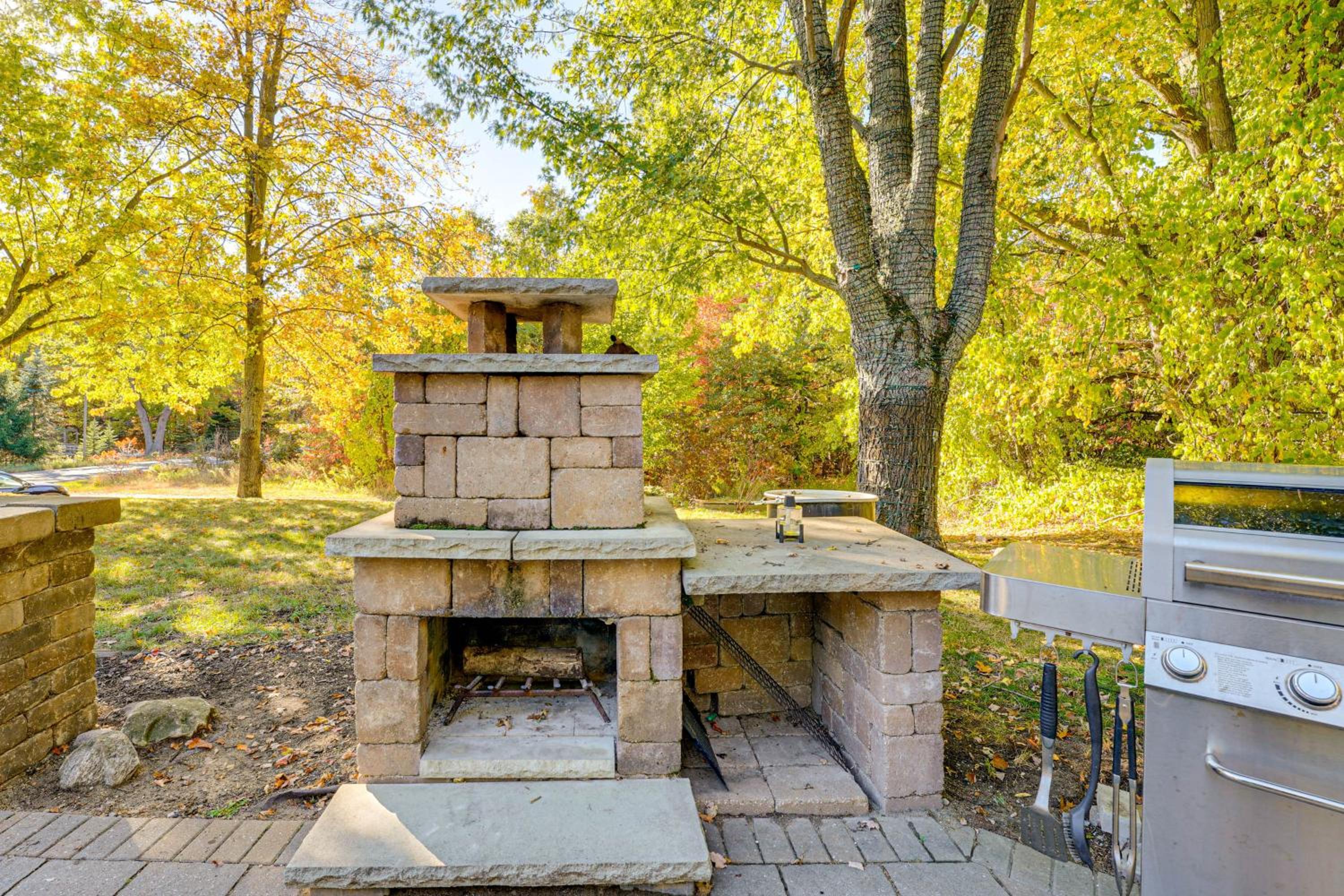 Detached Sauna, Movie Room! Relaxation in Muskegon