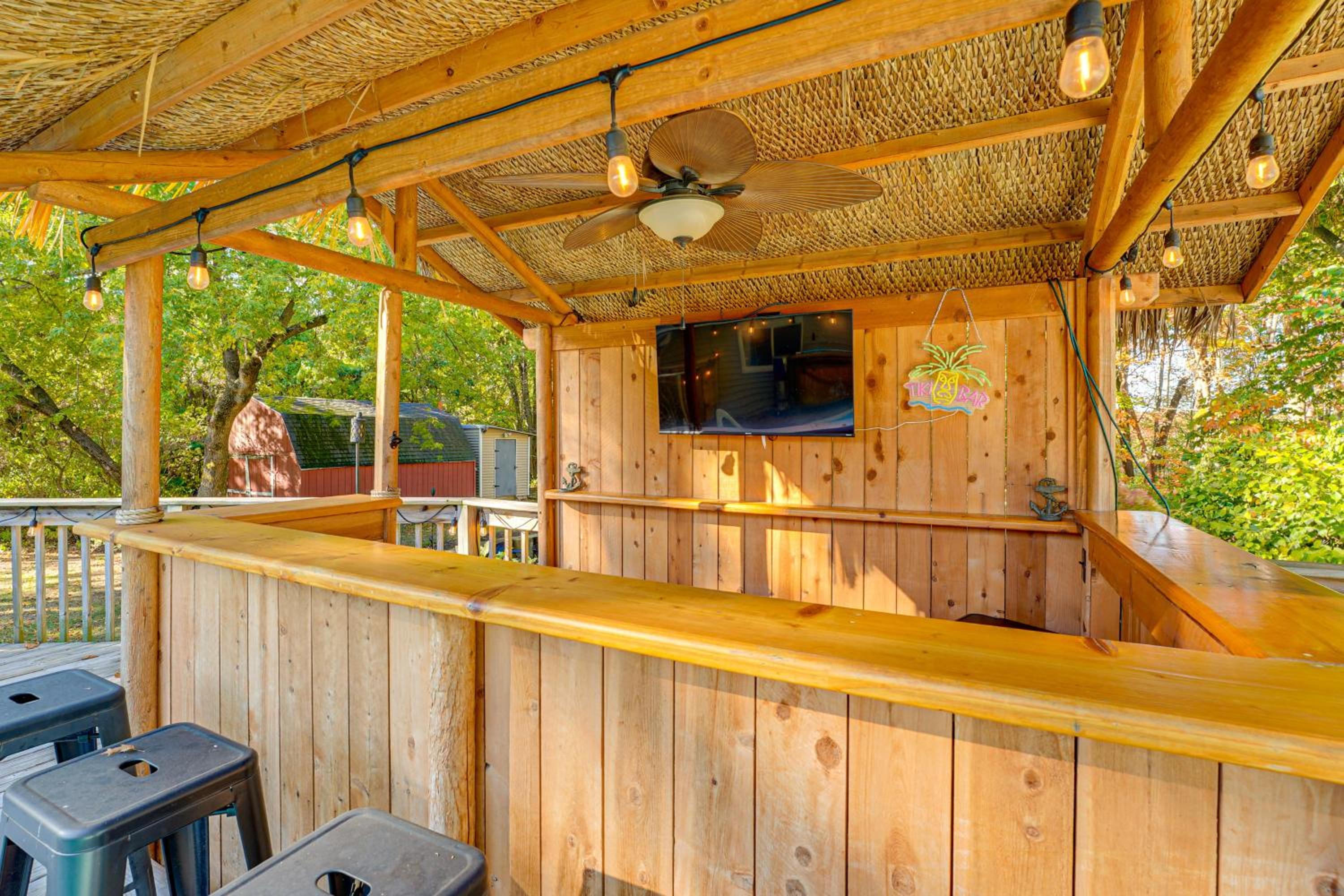 Detached Sauna, Movie Room! Relaxation in Muskegon