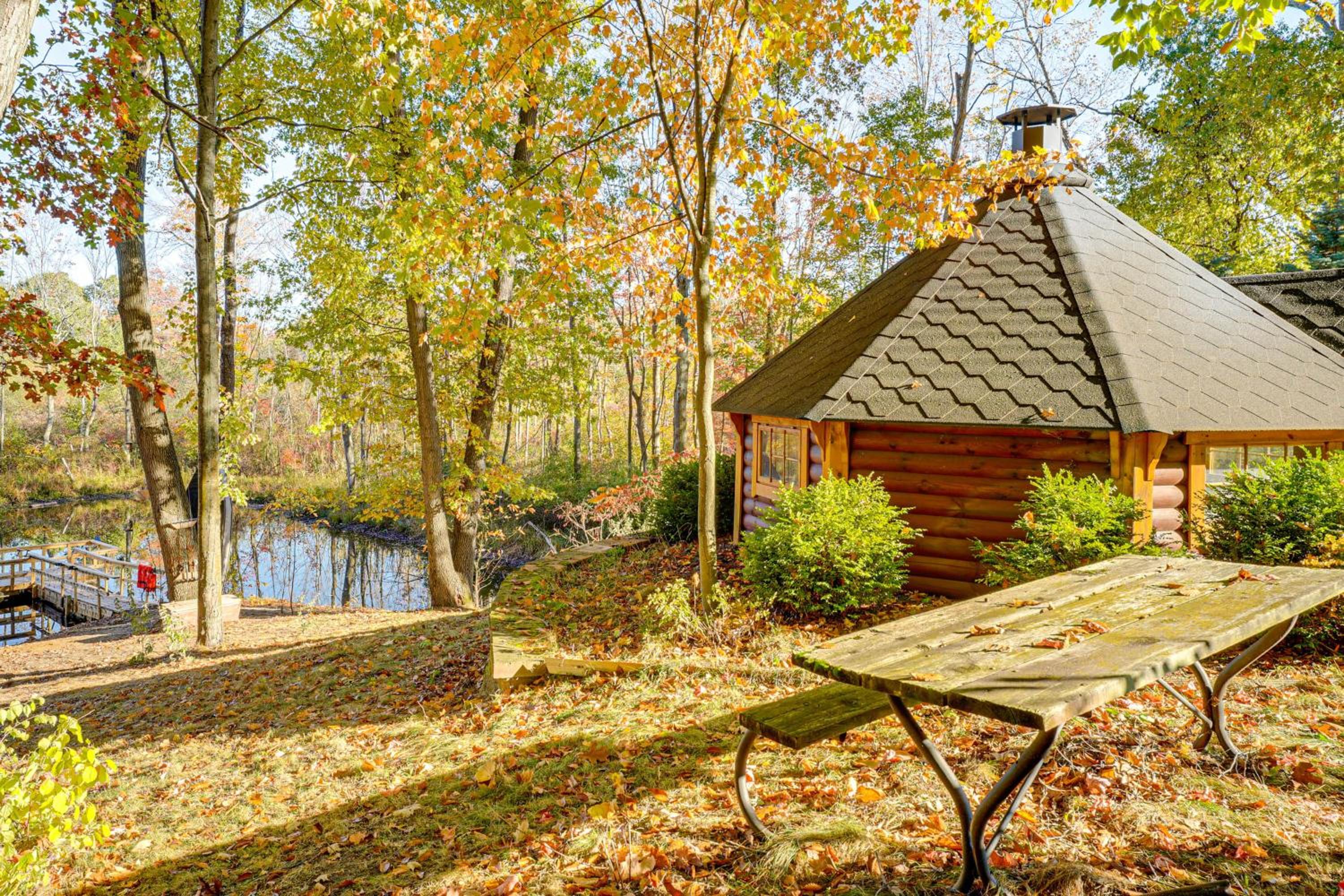 Detached Sauna, Movie Room! Relaxation in Muskegon