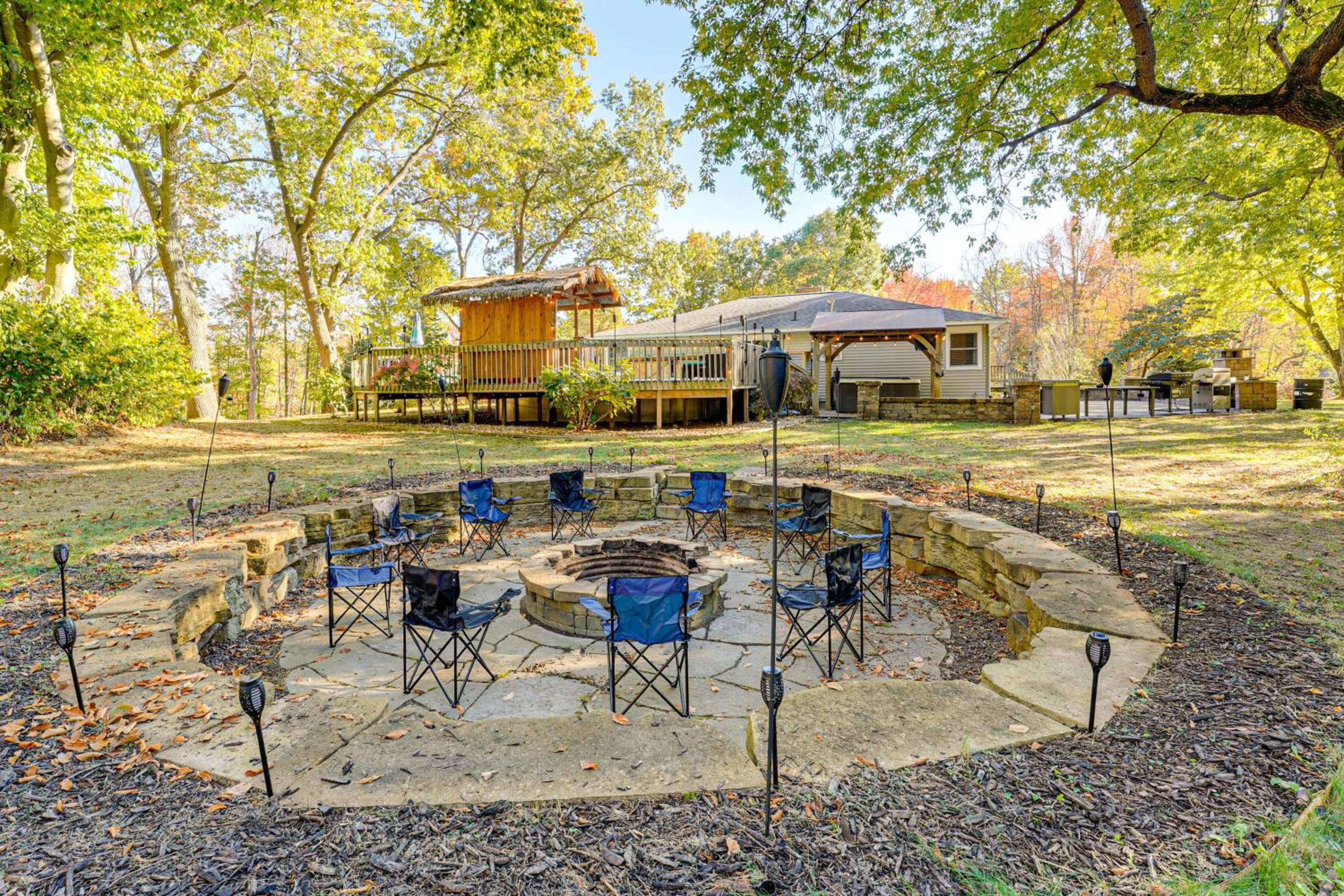 Detached Sauna, Movie Room! Relaxation in Muskegon