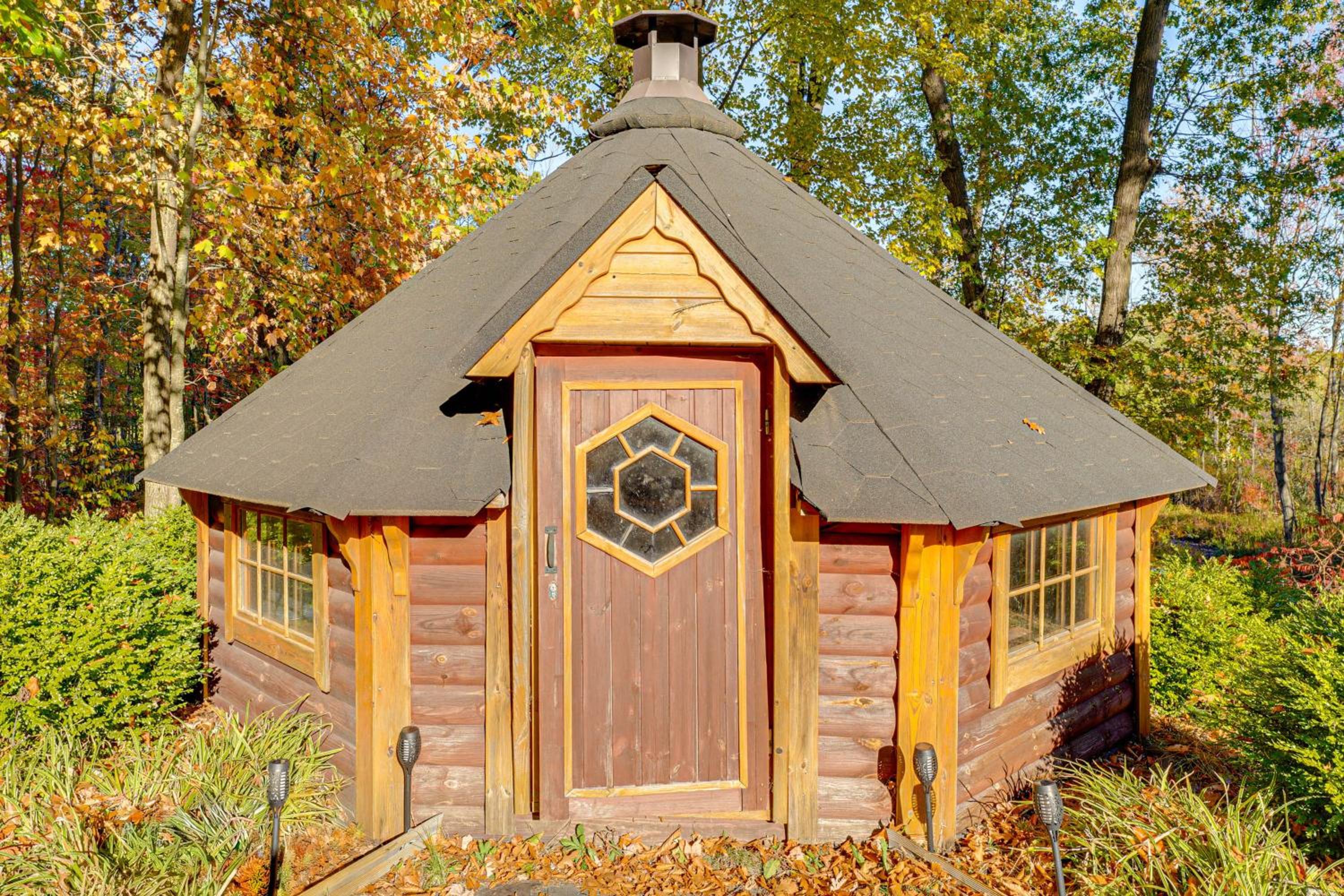 Detached Sauna, Movie Room! Relaxation in Muskegon