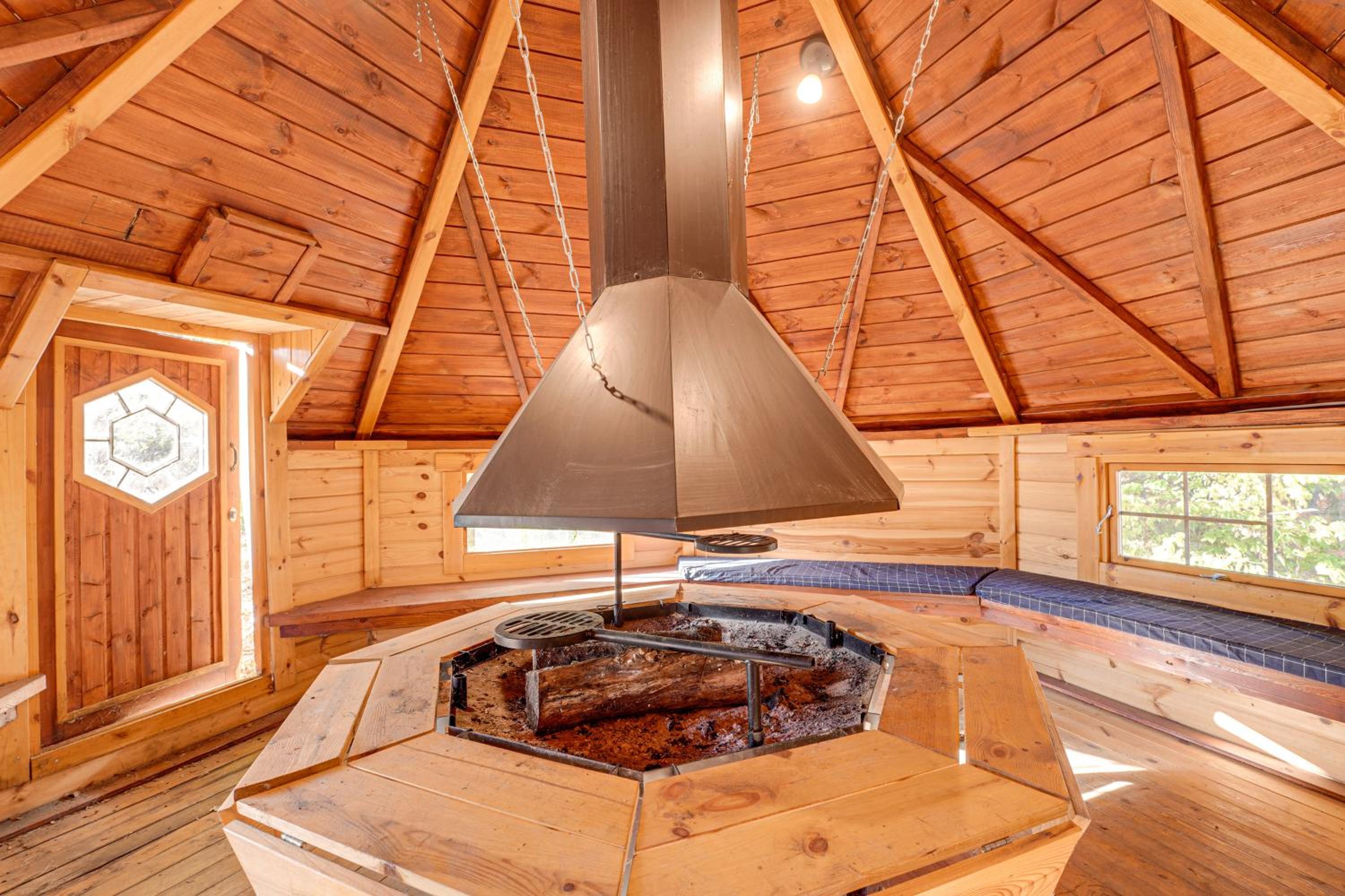 Detached Sauna, Movie Room! Relaxation in Muskegon