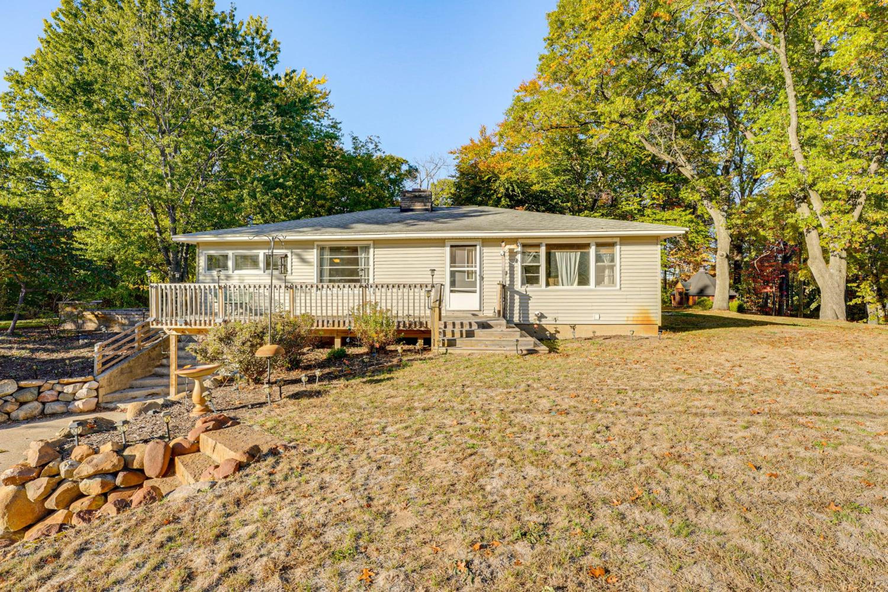 Detached Sauna, Movie Room! Relaxation in Muskegon
