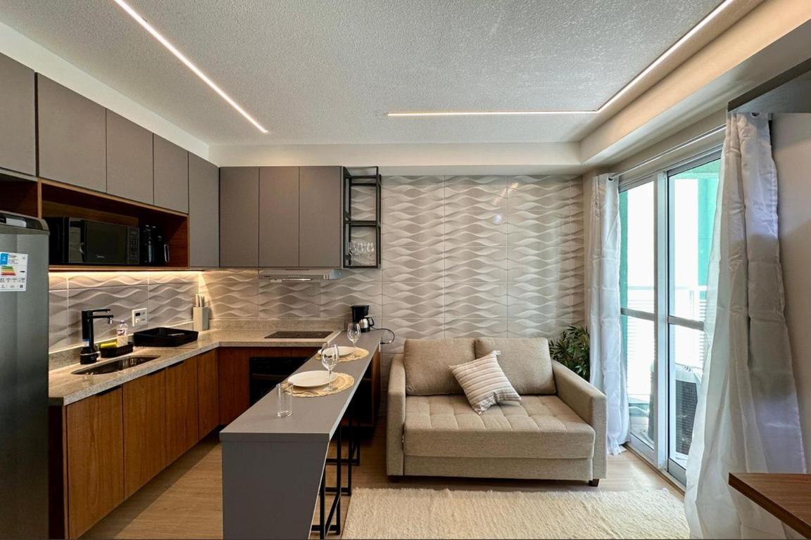 Studio com Varanda, para 4 pessoas, Cozinha Completa, Enxoval, Wi-fi, Piscina , Sauna e Rooftop, Centro próximo a VLT e 20min de Copacabana