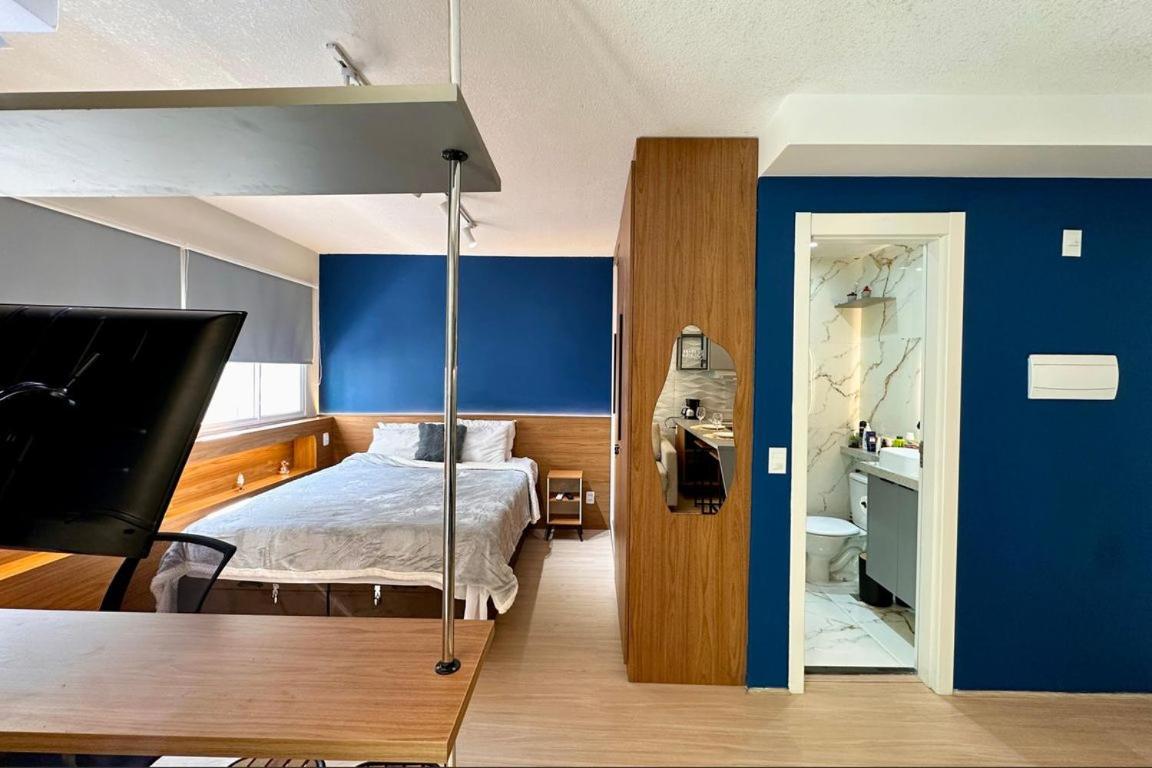 Studio com Varanda, para 4 pessoas, Cozinha Completa, Enxoval, Wi-fi, Piscina , Sauna e Rooftop, Centro próximo a VLT e 20min de Copacabana