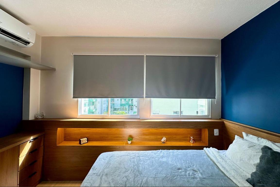 Studio com Varanda, para 4 pessoas, Cozinha Completa, Enxoval, Wi-fi, Piscina , Sauna e Rooftop, Centro próximo a VLT e 20min de Copacabana