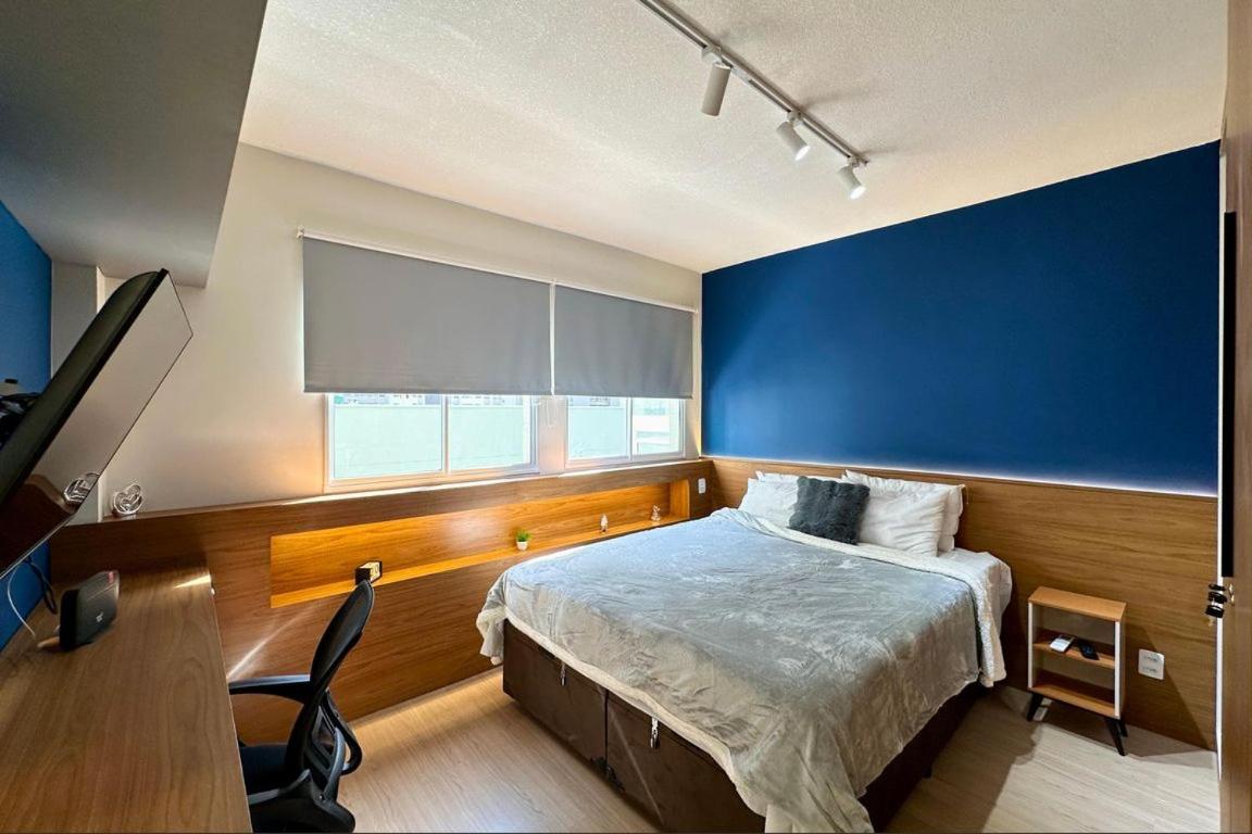 Studio com Varanda, para 4 pessoas, Cozinha Completa, Enxoval, Wi-fi, Piscina , Sauna e Rooftop, Centro próximo a VLT e 20min de Copacabana