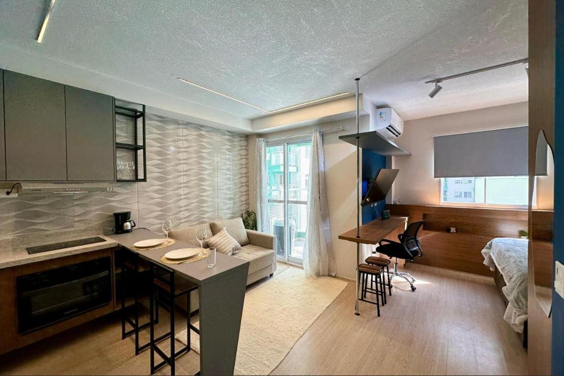 Studio com Varanda, para 4 pessoas, Cozinha Completa, Enxoval, Wi-fi, Piscina , Sauna e Rooftop, Centro próximo a VLT e 20min de Copacabana