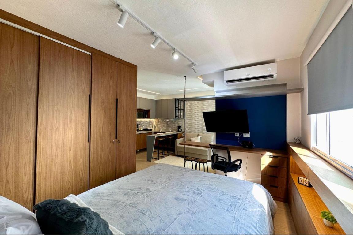 Studio com Varanda, para 4 pessoas, Cozinha Completa, Enxoval, Wi-fi, Piscina , Sauna e Rooftop, Centro próximo a VLT e 20min de Copacabana