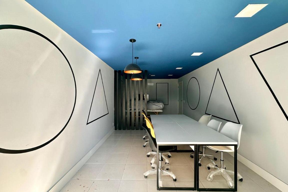 Studio com Varanda, para 4 pessoas, Cozinha Completa, Enxoval, Wi-fi, Piscina , Sauna e Rooftop, Centro próximo a VLT e 20min de Copacabana
