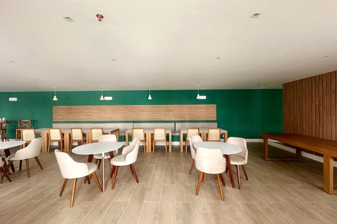 Studio com Varanda, para 4 pessoas, Cozinha Completa, Enxoval, Wi-fi, Piscina , Sauna e Rooftop, Centro próximo a VLT e 20min de Copacabana