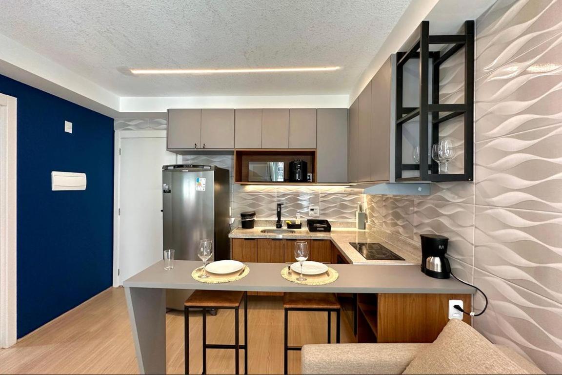 Studio com Varanda, para 4 pessoas, Cozinha Completa, Enxoval, Wi-fi, Piscina , Sauna e Rooftop, Centro próximo a VLT e 20min de Copacabana