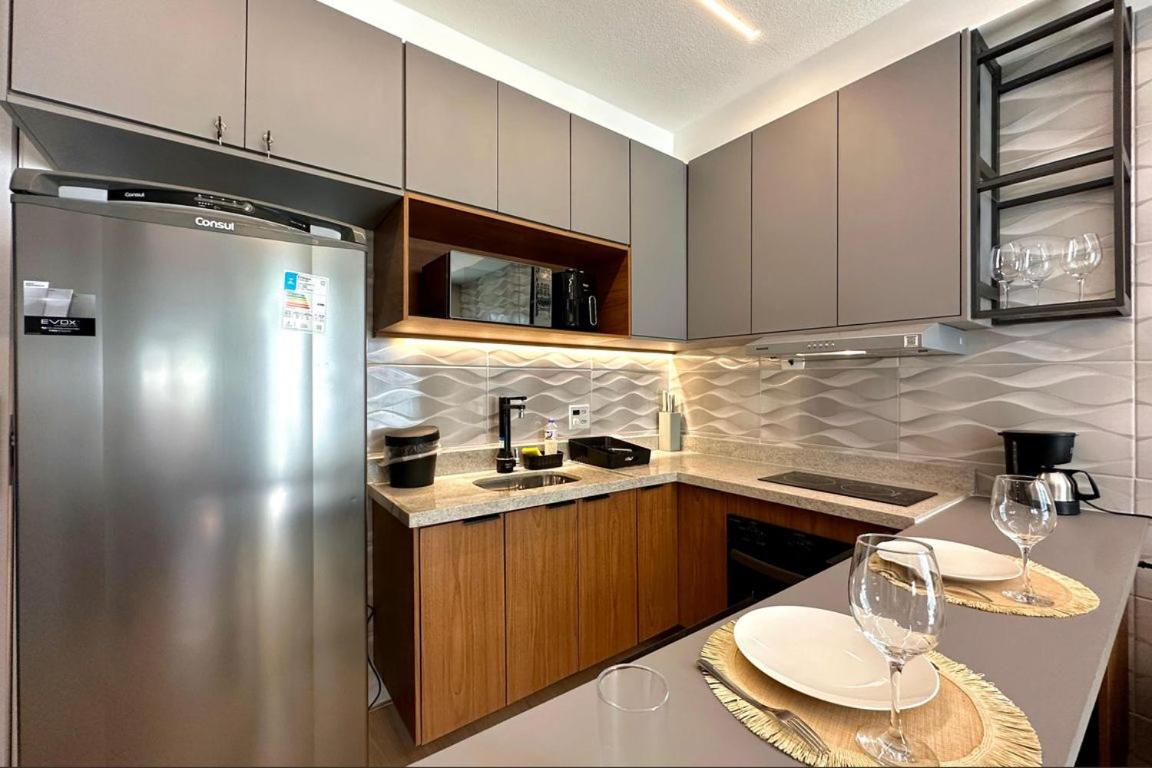 Studio com Varanda, para 4 pessoas, Cozinha Completa, Enxoval, Wi-fi, Piscina , Sauna e Rooftop, Centro próximo a VLT e 20min de Copacabana
