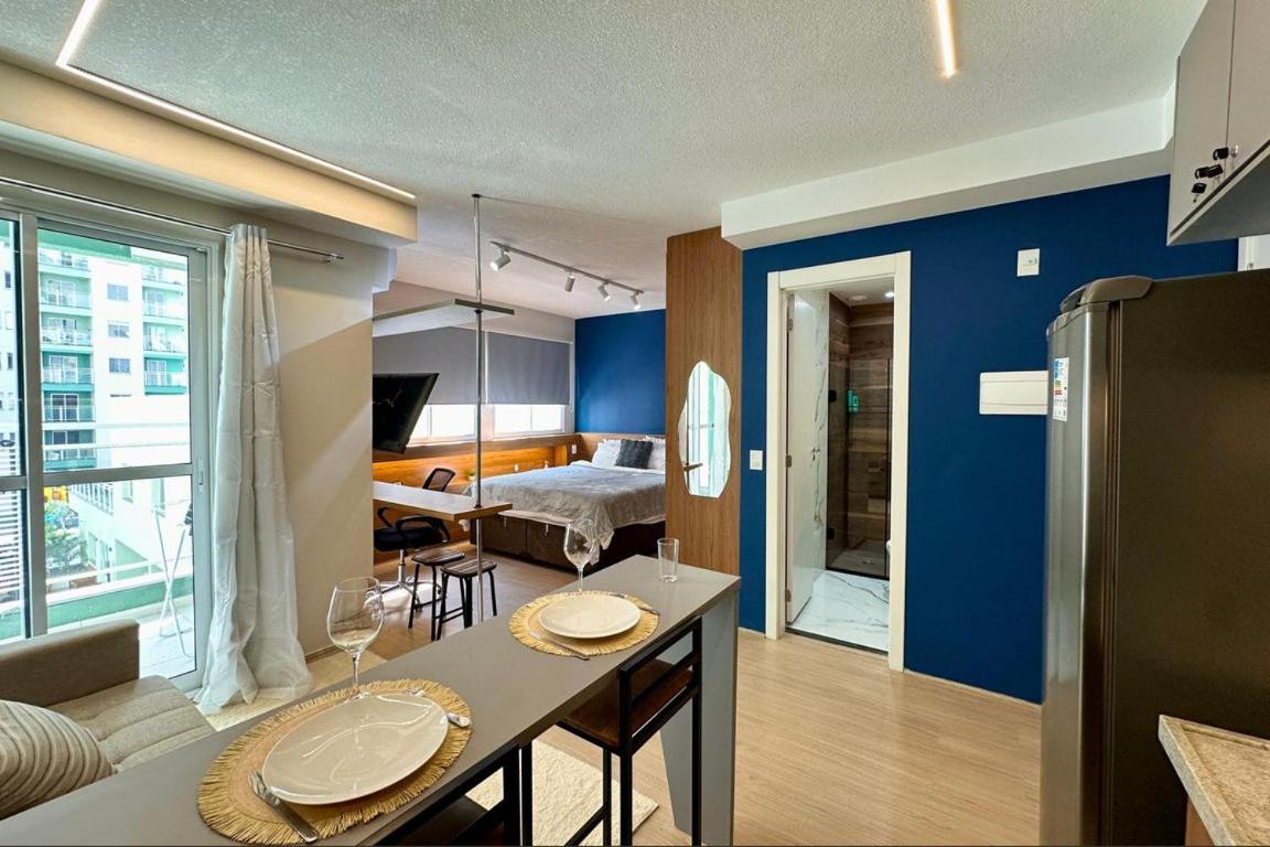 Studio com Varanda, para 4 pessoas, Cozinha Completa, Enxoval, Wi-fi, Piscina , Sauna e Rooftop, Centro próximo a VLT e 20min de Copacabana