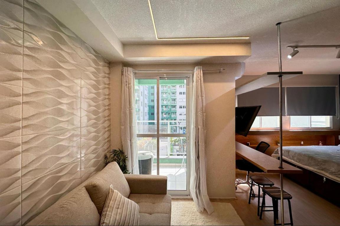 Studio com Varanda, para 4 pessoas, Cozinha Completa, Enxoval, Wi-fi, Piscina , Sauna e Rooftop, Centro próximo a VLT e 20min de Copacabana