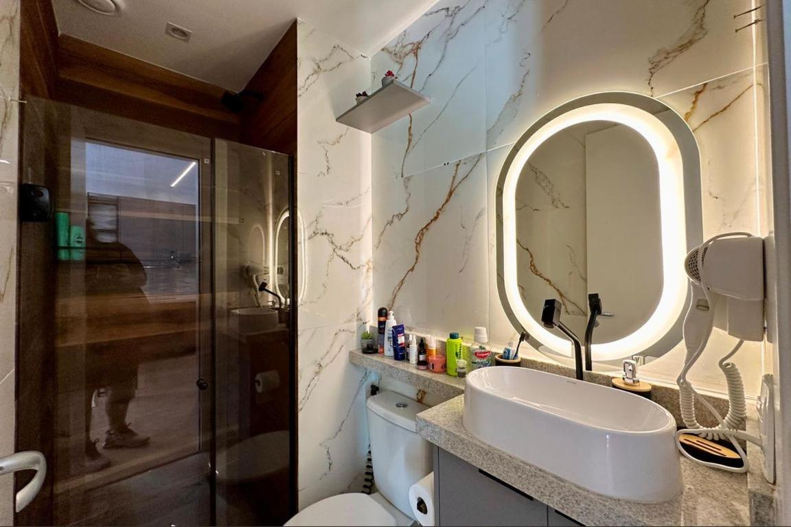 Studio com Varanda, para 4 pessoas, Cozinha Completa, Enxoval, Wi-fi, Piscina , Sauna e Rooftop, Centro próximo a VLT e 20min de Copacabana