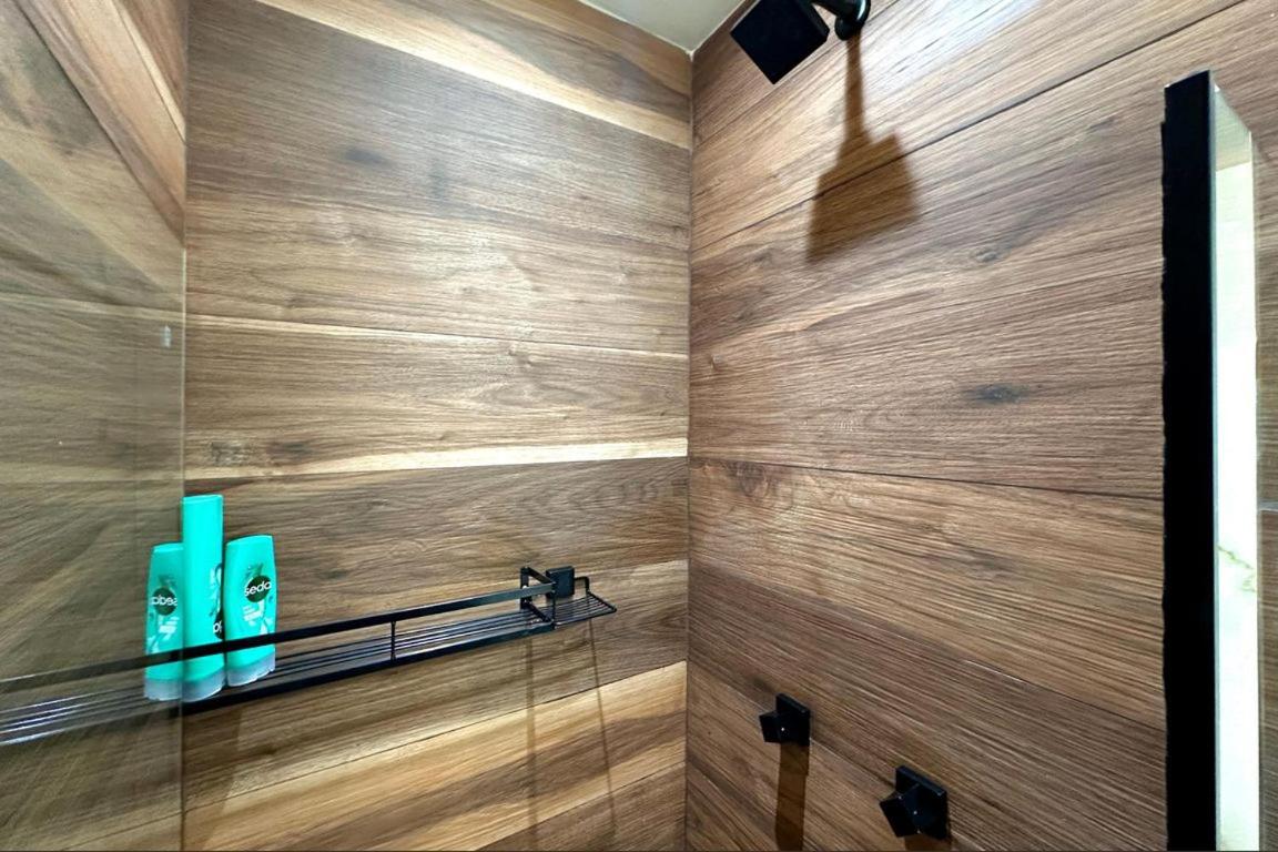 Studio com Varanda, para 4 pessoas, Cozinha Completa, Enxoval, Wi-fi, Piscina , Sauna e Rooftop, Centro próximo a VLT e 20min de Copacabana