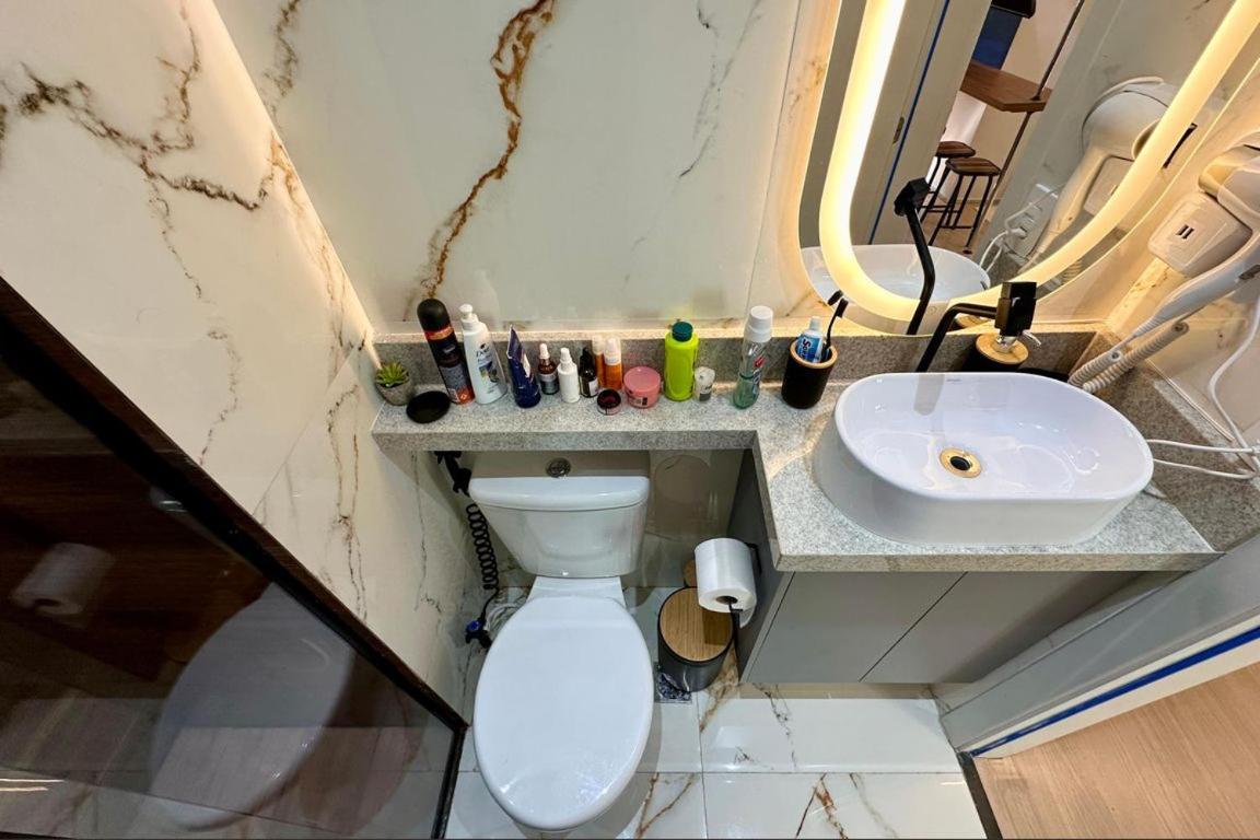 Studio com Varanda, para 4 pessoas, Cozinha Completa, Enxoval, Wi-fi, Piscina , Sauna e Rooftop, Centro próximo a VLT e 20min de Copacabana