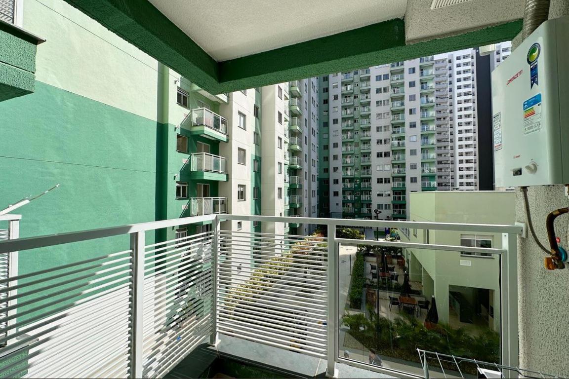 Studio com Varanda, para 4 pessoas, Cozinha Completa, Enxoval, Wi-fi, Piscina , Sauna e Rooftop, Centro próximo a VLT e 20min de Copacabana