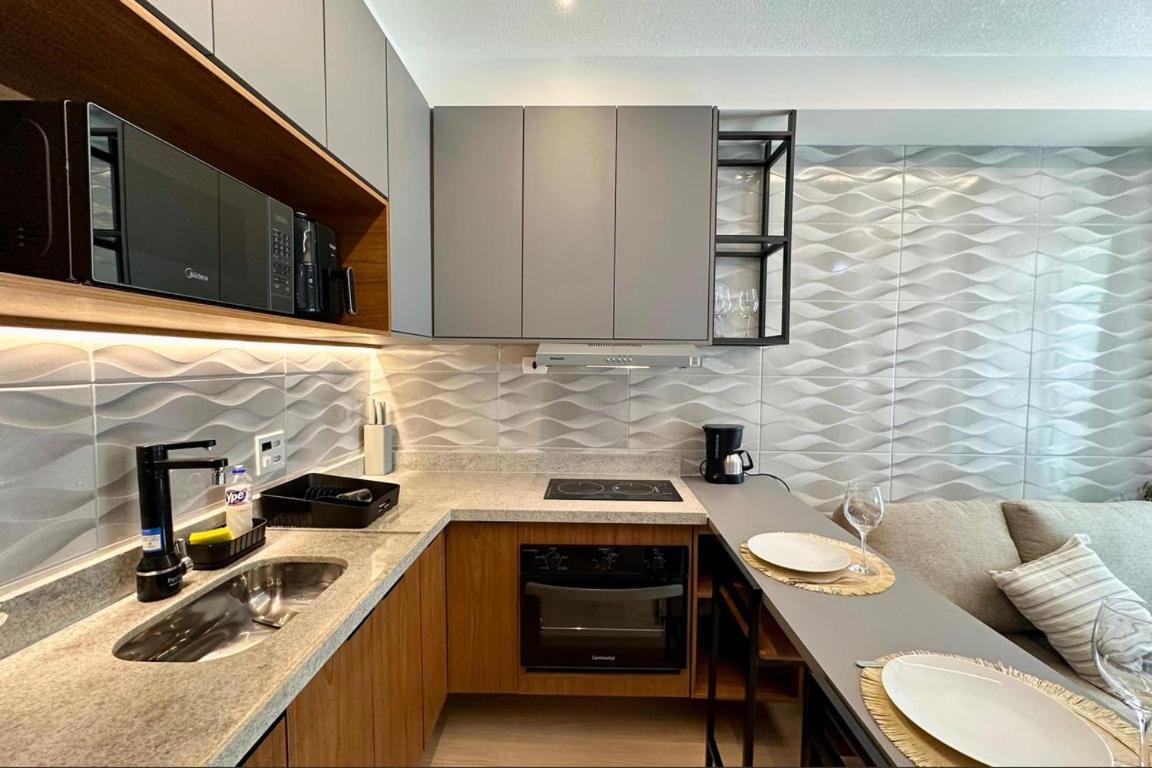 Studio com Varanda, para 4 pessoas, Cozinha Completa, Enxoval, Wi-fi, Piscina , Sauna e Rooftop, Centro próximo a VLT e 20min de Copacabana