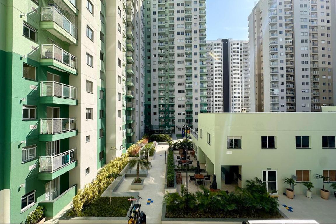 Studio com Varanda, para 4 pessoas, Cozinha Completa, Enxoval, Wi-fi, Piscina , Sauna e Rooftop, Centro próximo a VLT e 20min de Copacabana