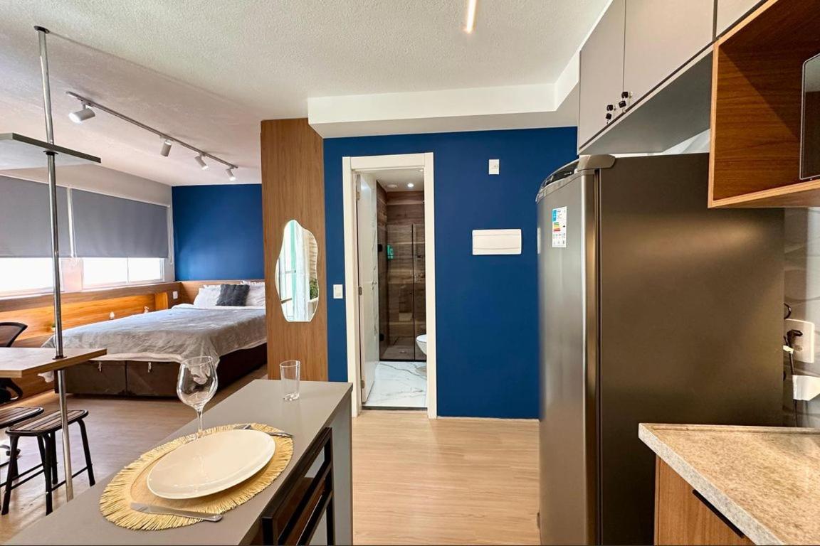 Studio com Varanda, para 4 pessoas, Cozinha Completa, Enxoval, Wi-fi, Piscina , Sauna e Rooftop, Centro próximo a VLT e 20min de Copacabana