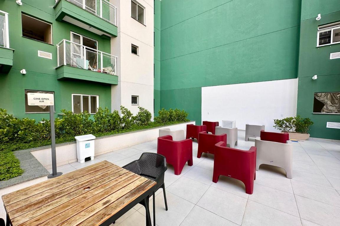 Studio com Varanda, para 4 pessoas, Cozinha Completa, Enxoval, Wi-fi, Piscina , Sauna e Rooftop, Centro próximo a VLT e 20min de Copacabana
