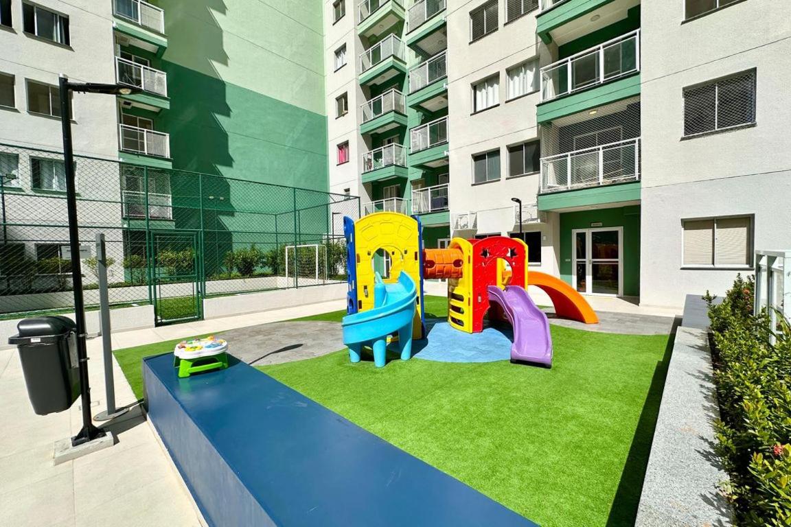 Studio com Varanda, para 4 pessoas, Cozinha Completa, Enxoval, Wi-fi, Piscina , Sauna e Rooftop, Centro próximo a VLT e 20min de Copacabana